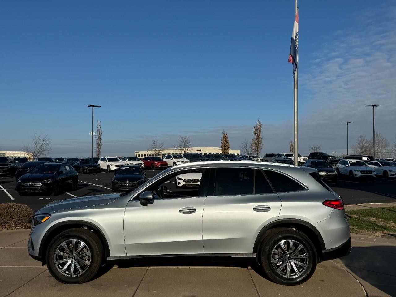 Mercedes-Benz GLC Vehicle Full-screen Gallery Image 2