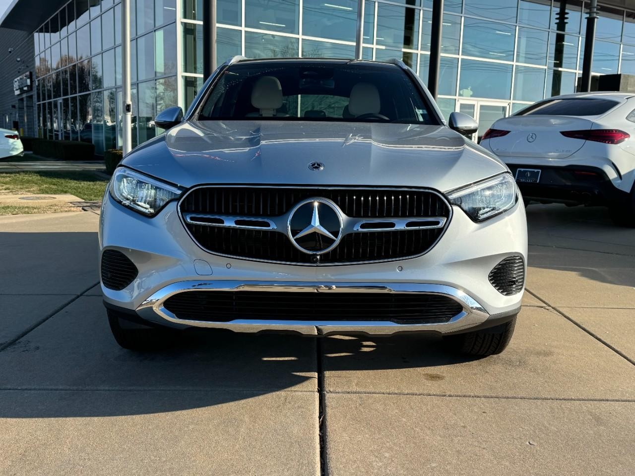 Mercedes-Benz GLC Vehicle Full-screen Gallery Image 7