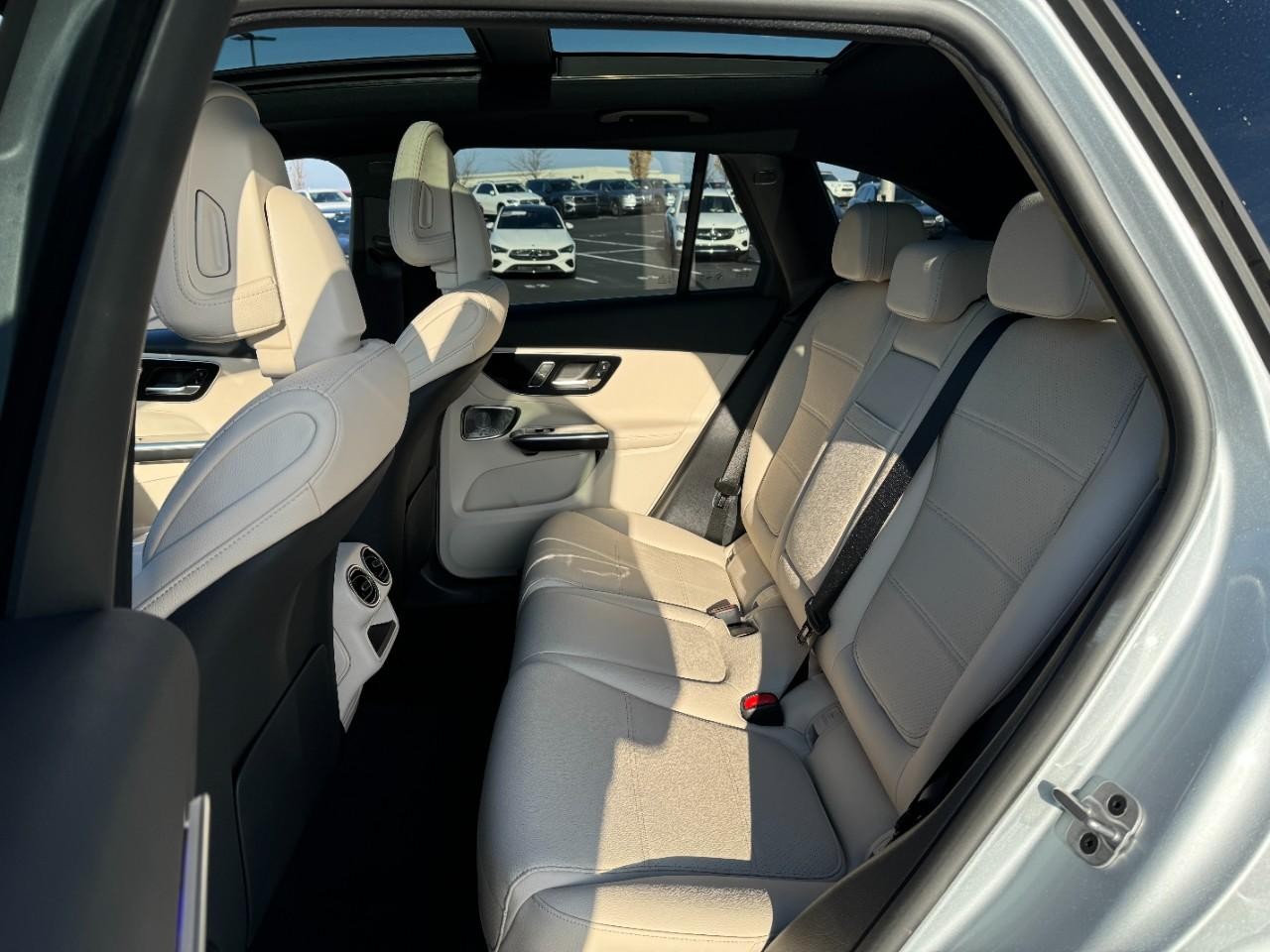 Mercedes-Benz GLC Vehicle Full-screen Gallery Image 8