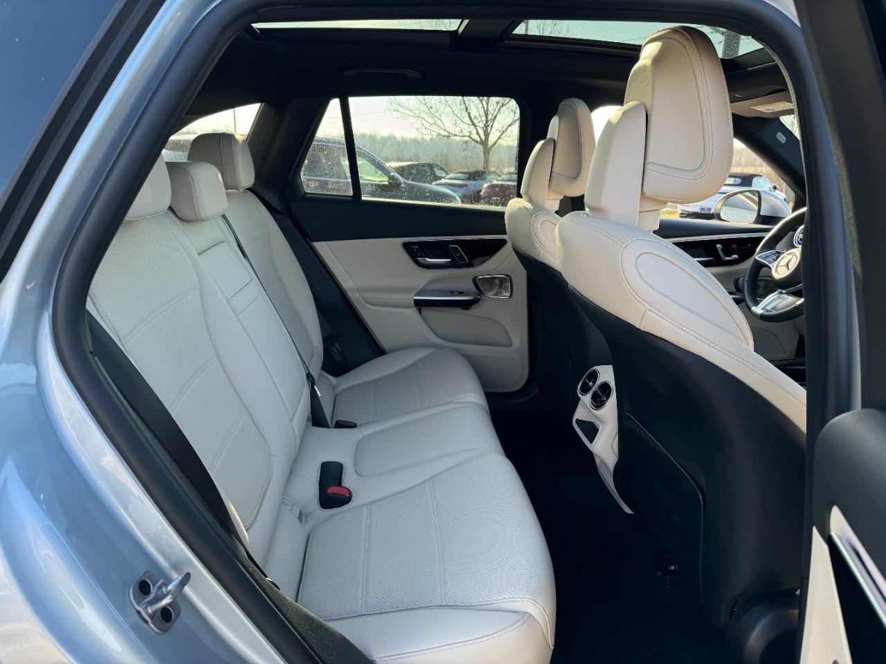 Mercedes-Benz GLC Vehicle Full-screen Gallery Image 10