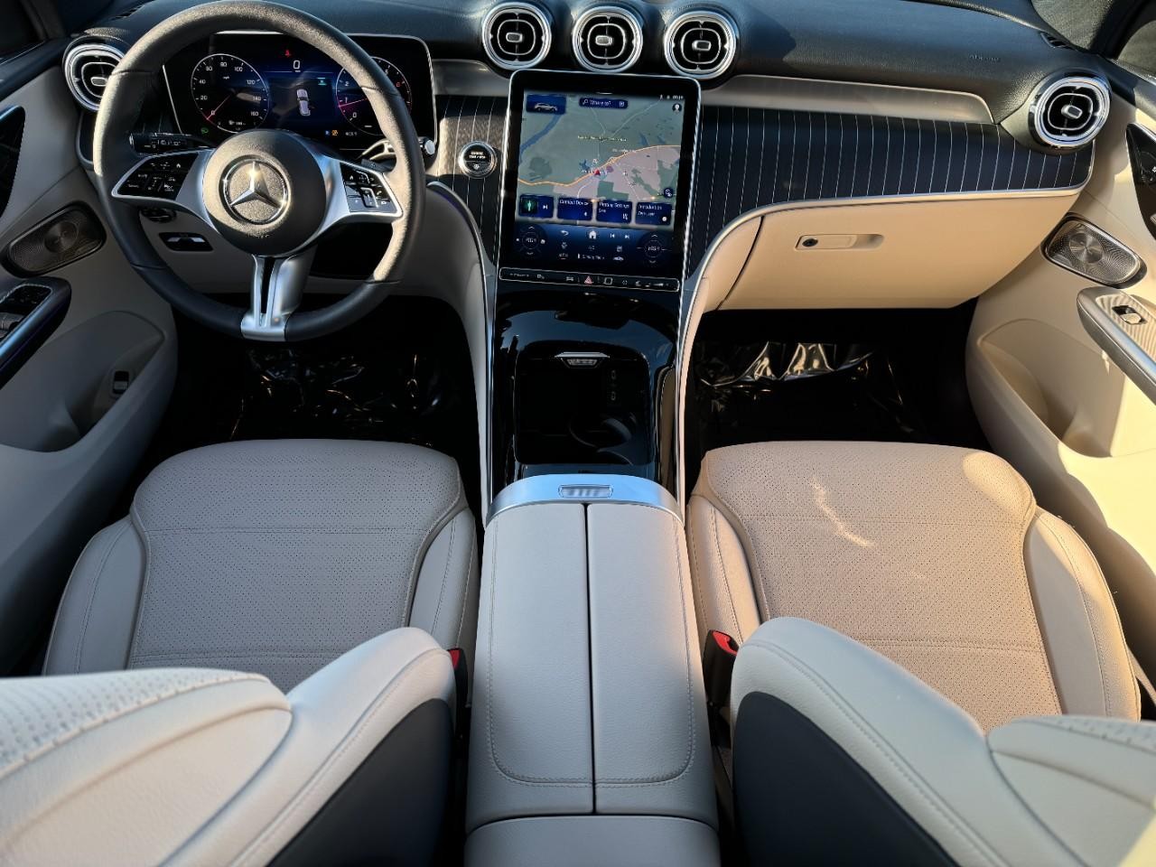 Mercedes-Benz GLC Vehicle Full-screen Gallery Image 12