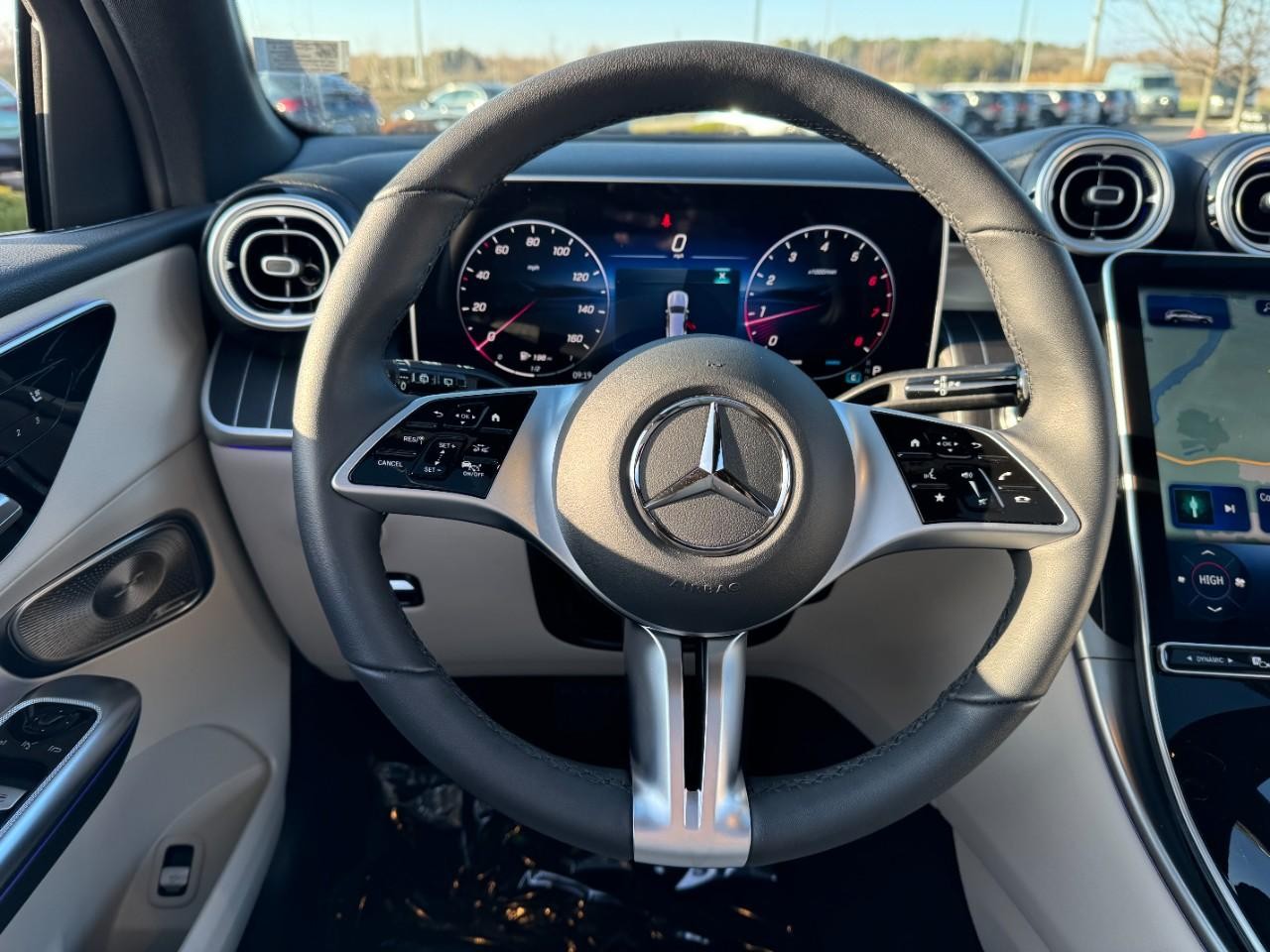 Mercedes-Benz GLC Vehicle Full-screen Gallery Image 13