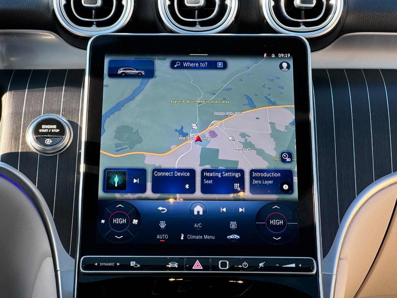 Mercedes-Benz GLC Vehicle Full-screen Gallery Image 14