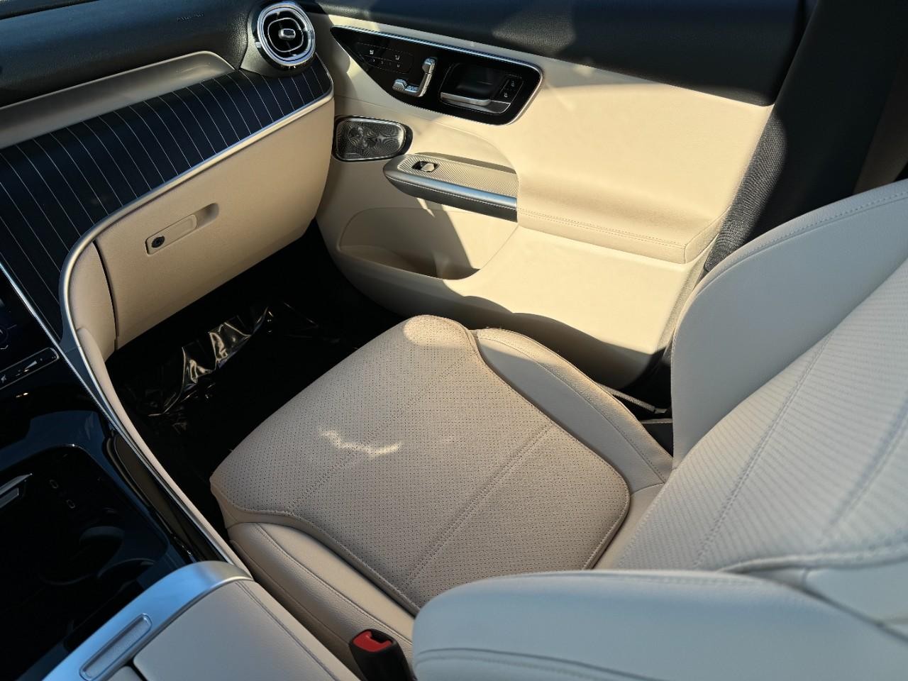 Mercedes-Benz GLC Vehicle Full-screen Gallery Image 15