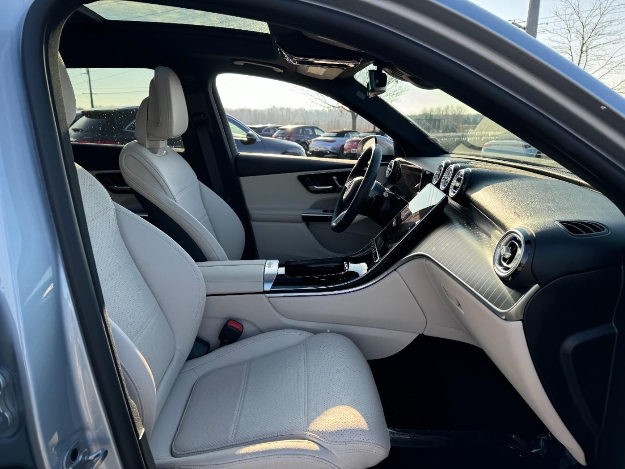 Mercedes-Benz GLC Vehicle Full-screen Gallery Image 16