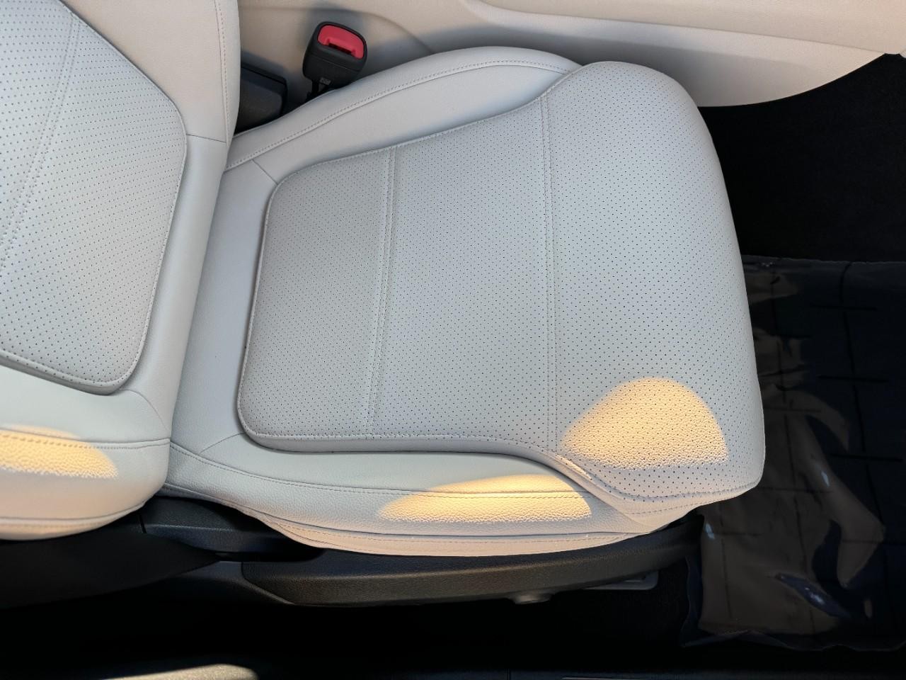 Mercedes-Benz GLC Vehicle Full-screen Gallery Image 17