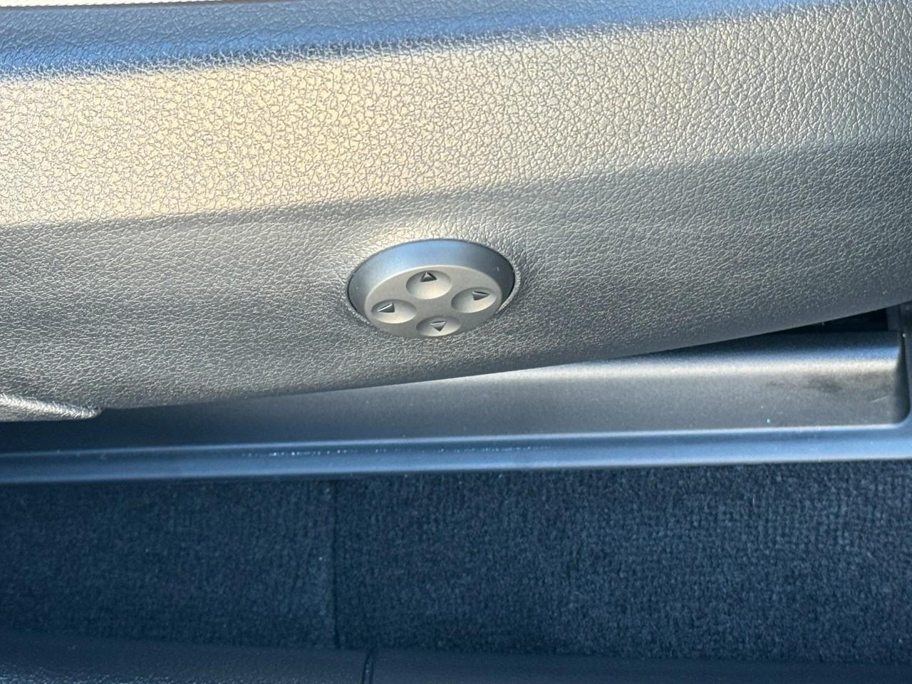 Mercedes-Benz GLC Vehicle Full-screen Gallery Image 18