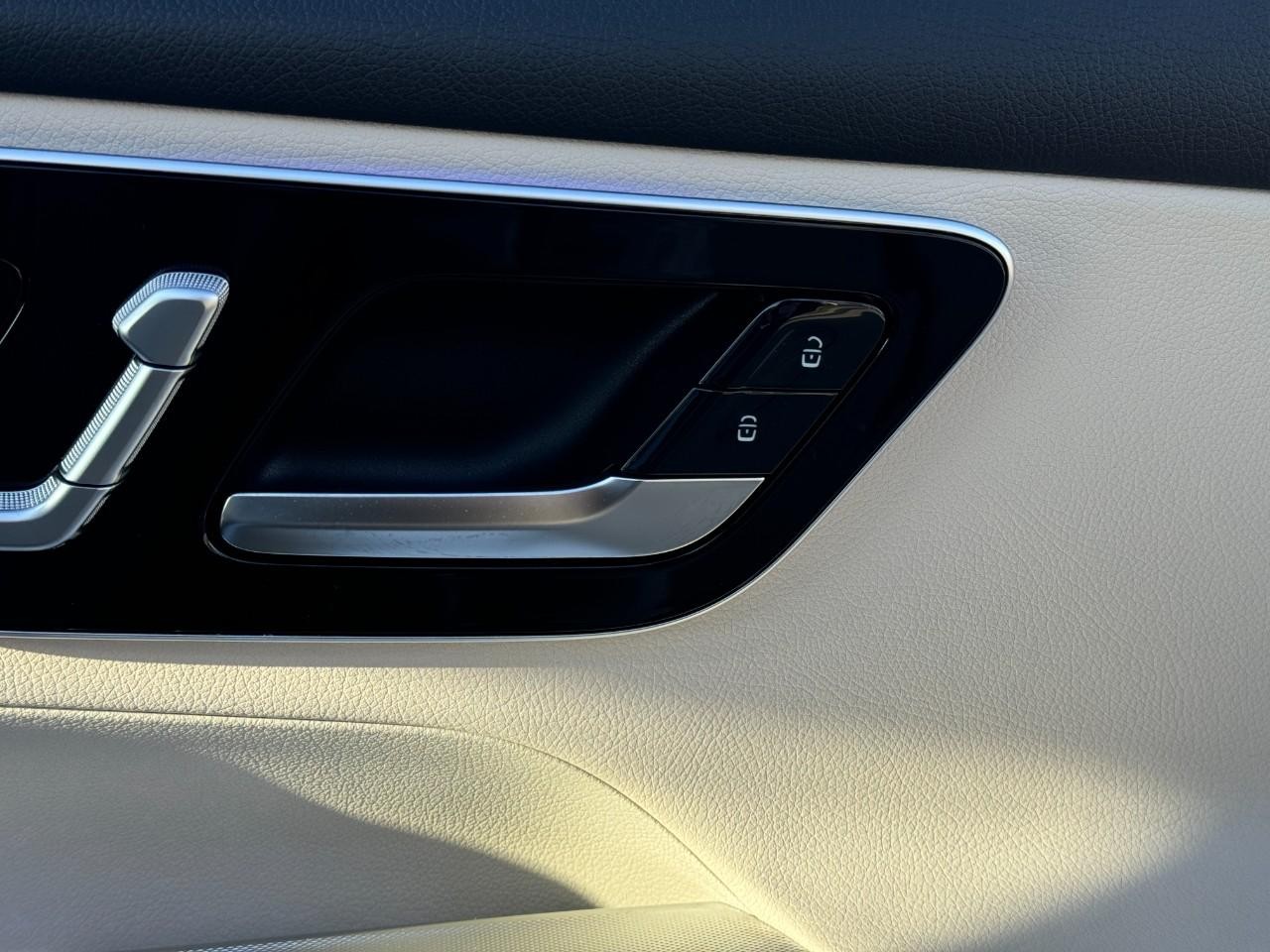 Mercedes-Benz GLC Vehicle Full-screen Gallery Image 20