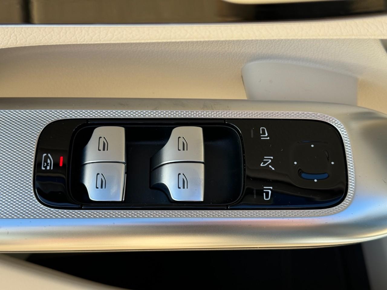 Mercedes-Benz GLC Vehicle Full-screen Gallery Image 24