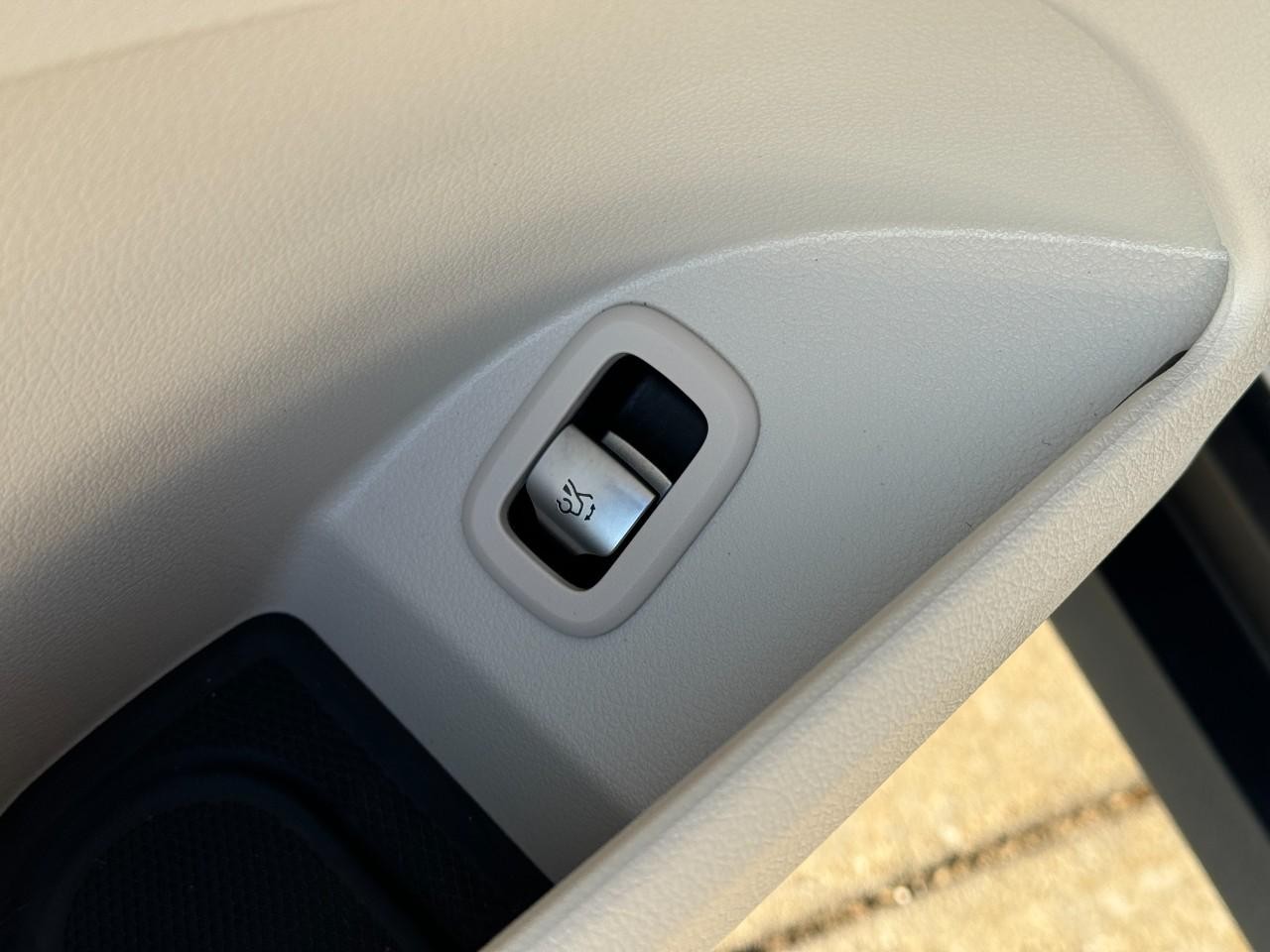 Mercedes-Benz GLC Vehicle Full-screen Gallery Image 26