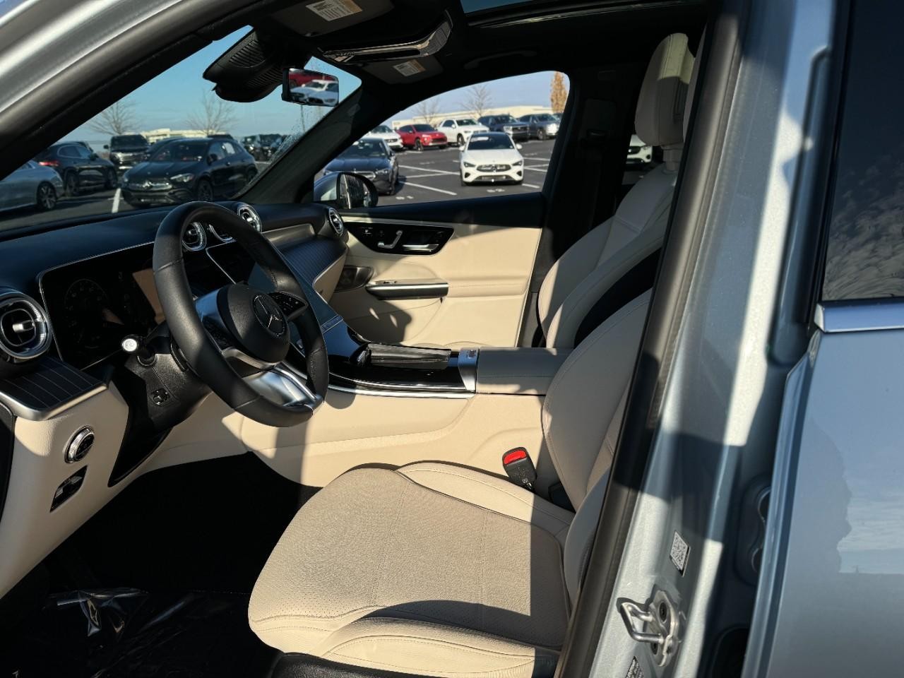 Mercedes-Benz GLC Vehicle Full-screen Gallery Image 27