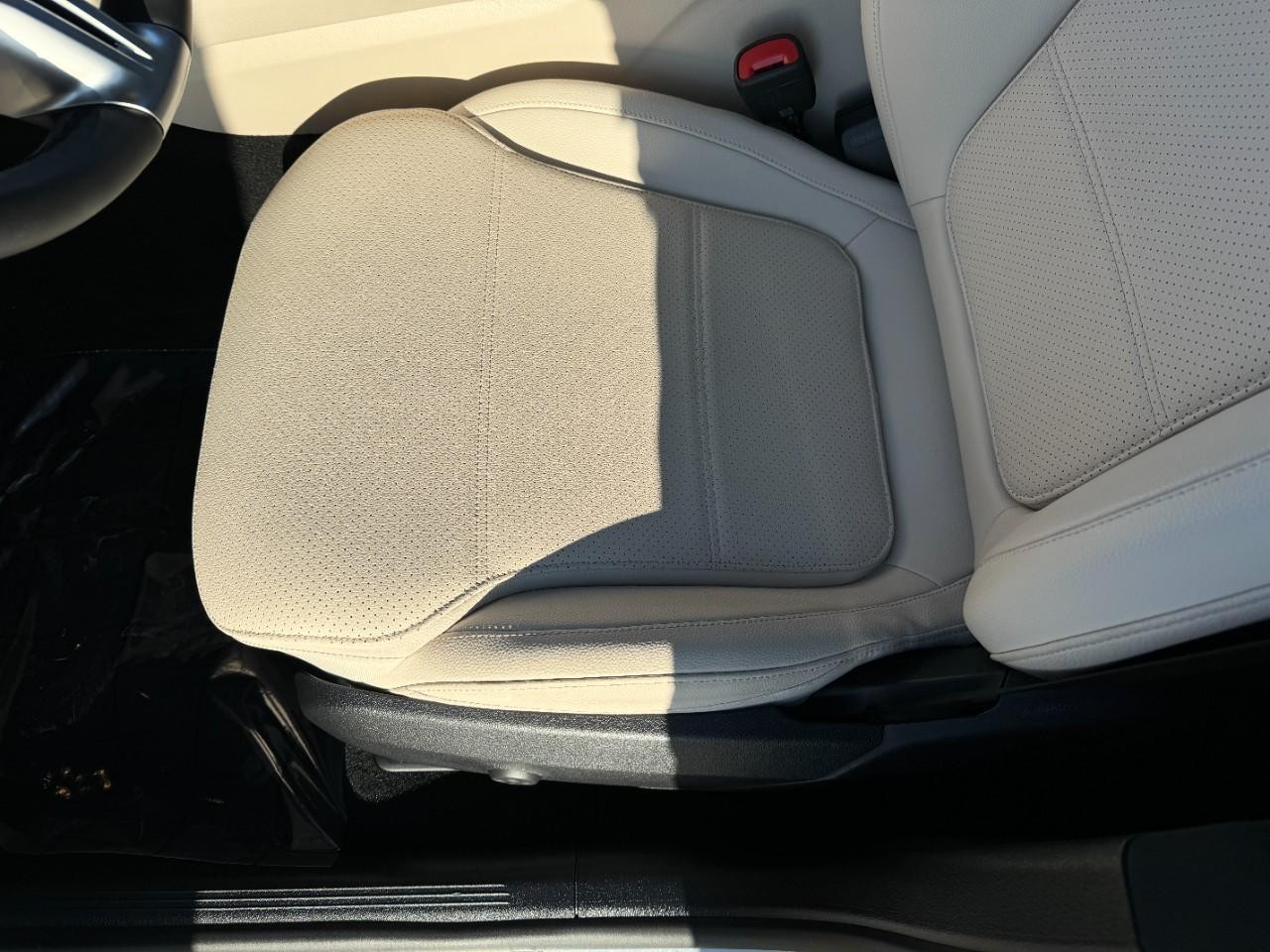 Mercedes-Benz GLC Vehicle Full-screen Gallery Image 28