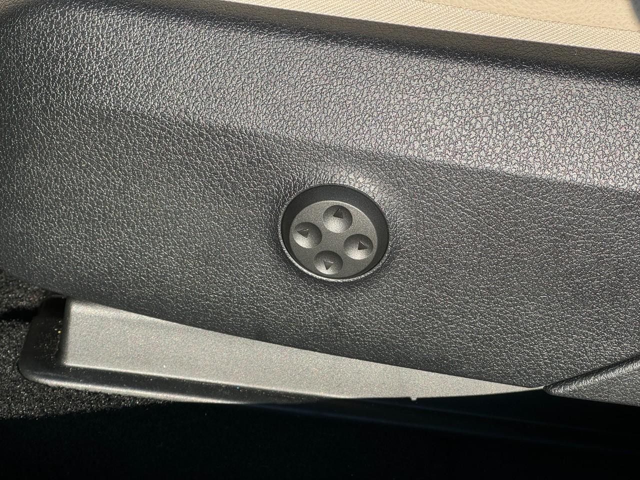 Mercedes-Benz GLC Vehicle Full-screen Gallery Image 29