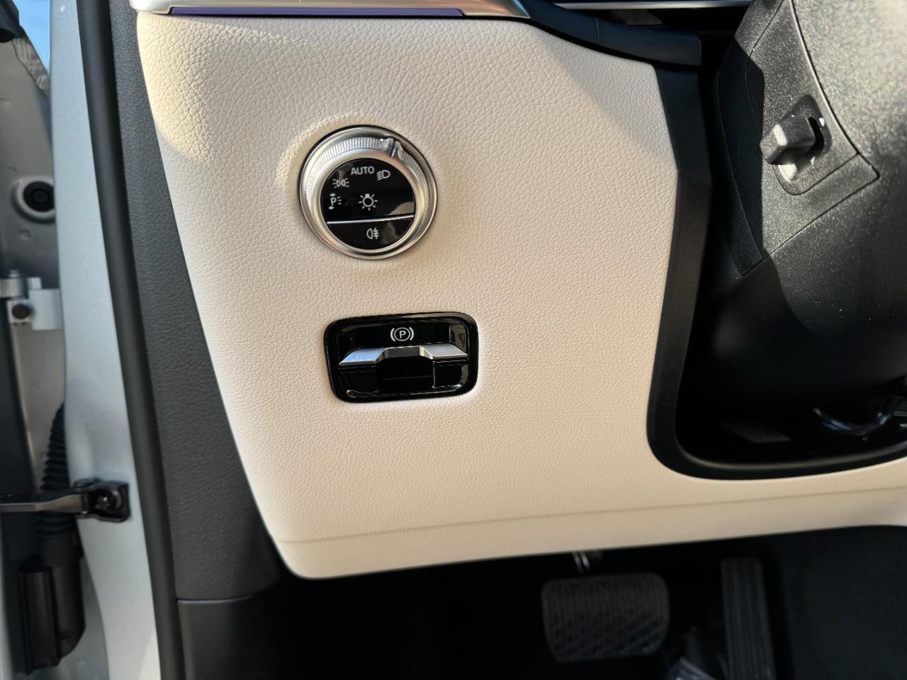 Mercedes-Benz GLC Vehicle Full-screen Gallery Image 30