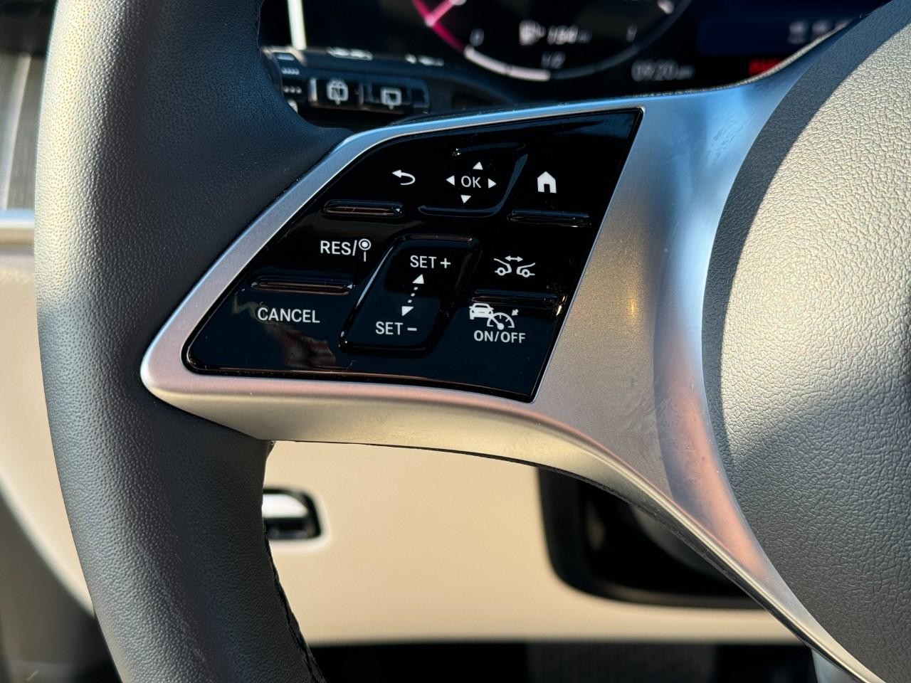 Mercedes-Benz GLC Vehicle Full-screen Gallery Image 31