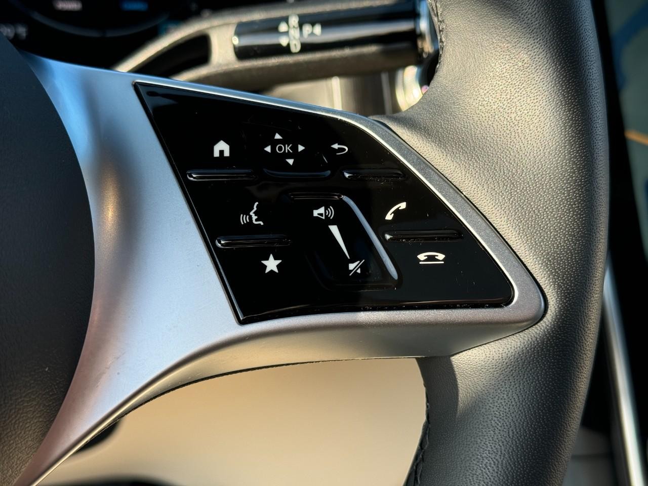 Mercedes-Benz GLC Vehicle Full-screen Gallery Image 32