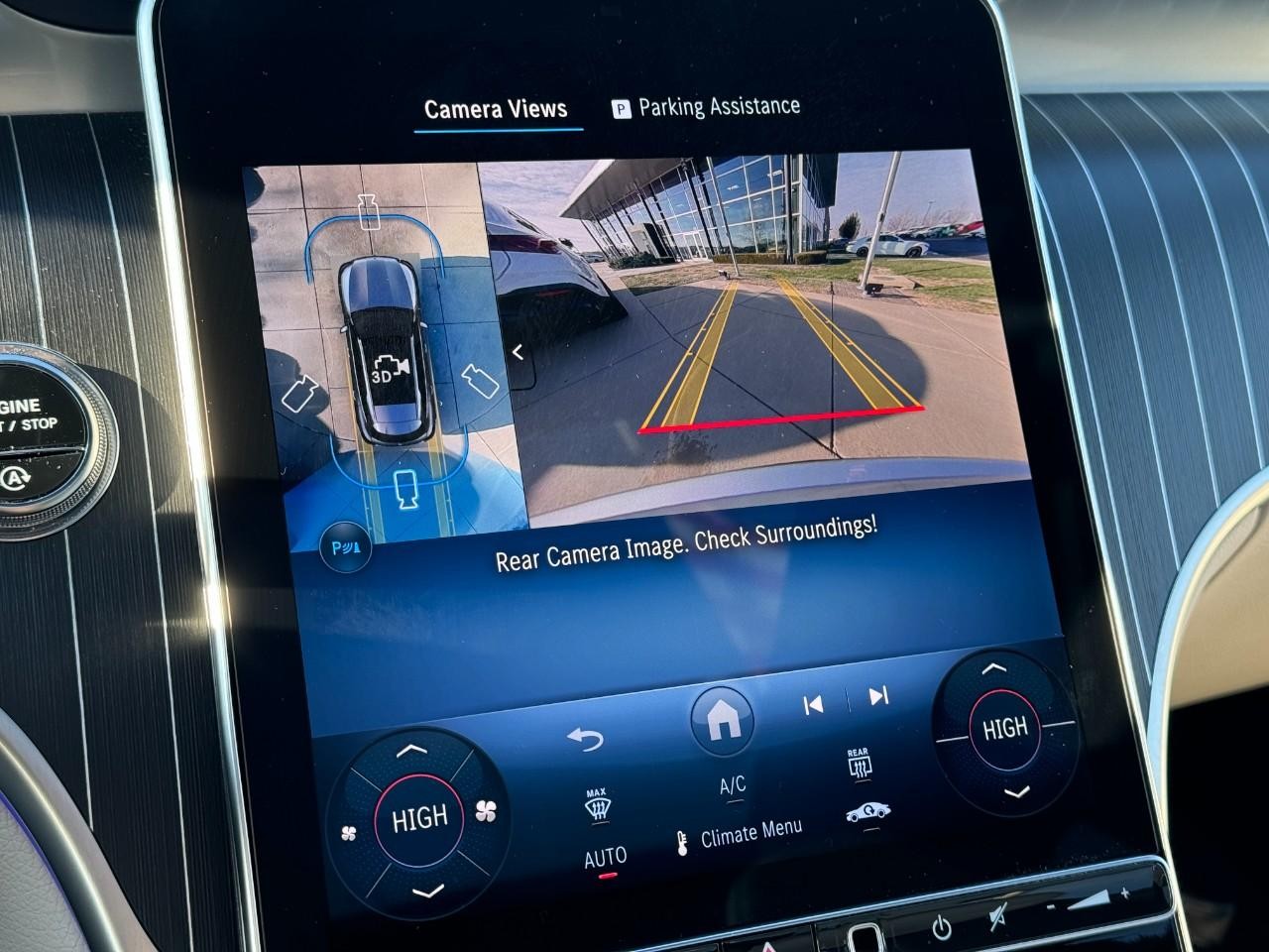 Mercedes-Benz GLC Vehicle Full-screen Gallery Image 35