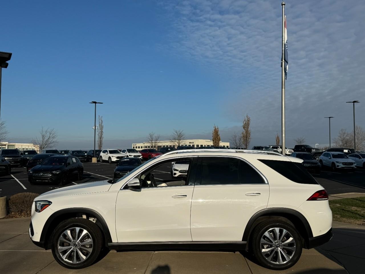 Mercedes-Benz GLE Vehicle Full-screen Gallery Image 2