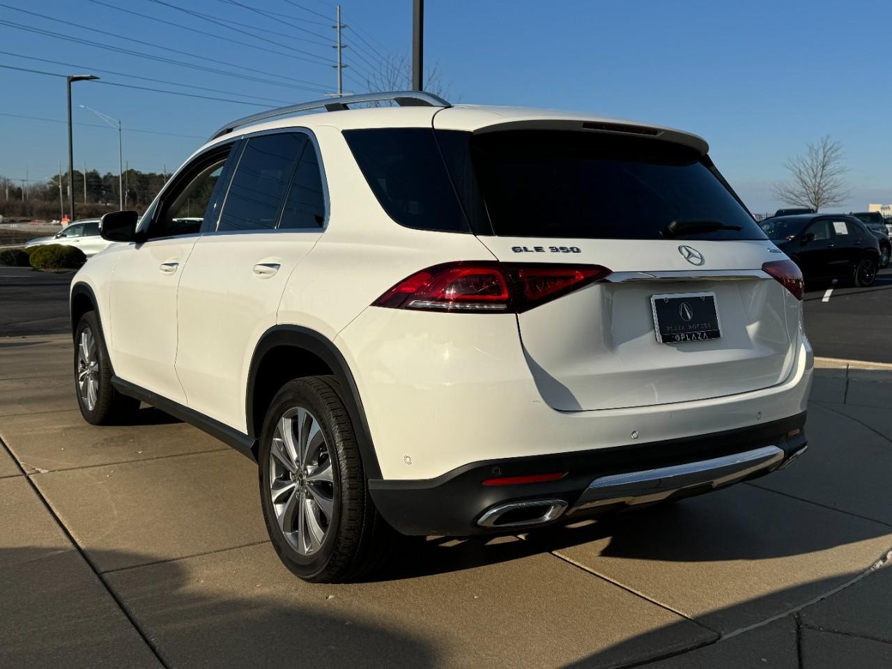 Mercedes-Benz GLE Vehicle Full-screen Gallery Image 3