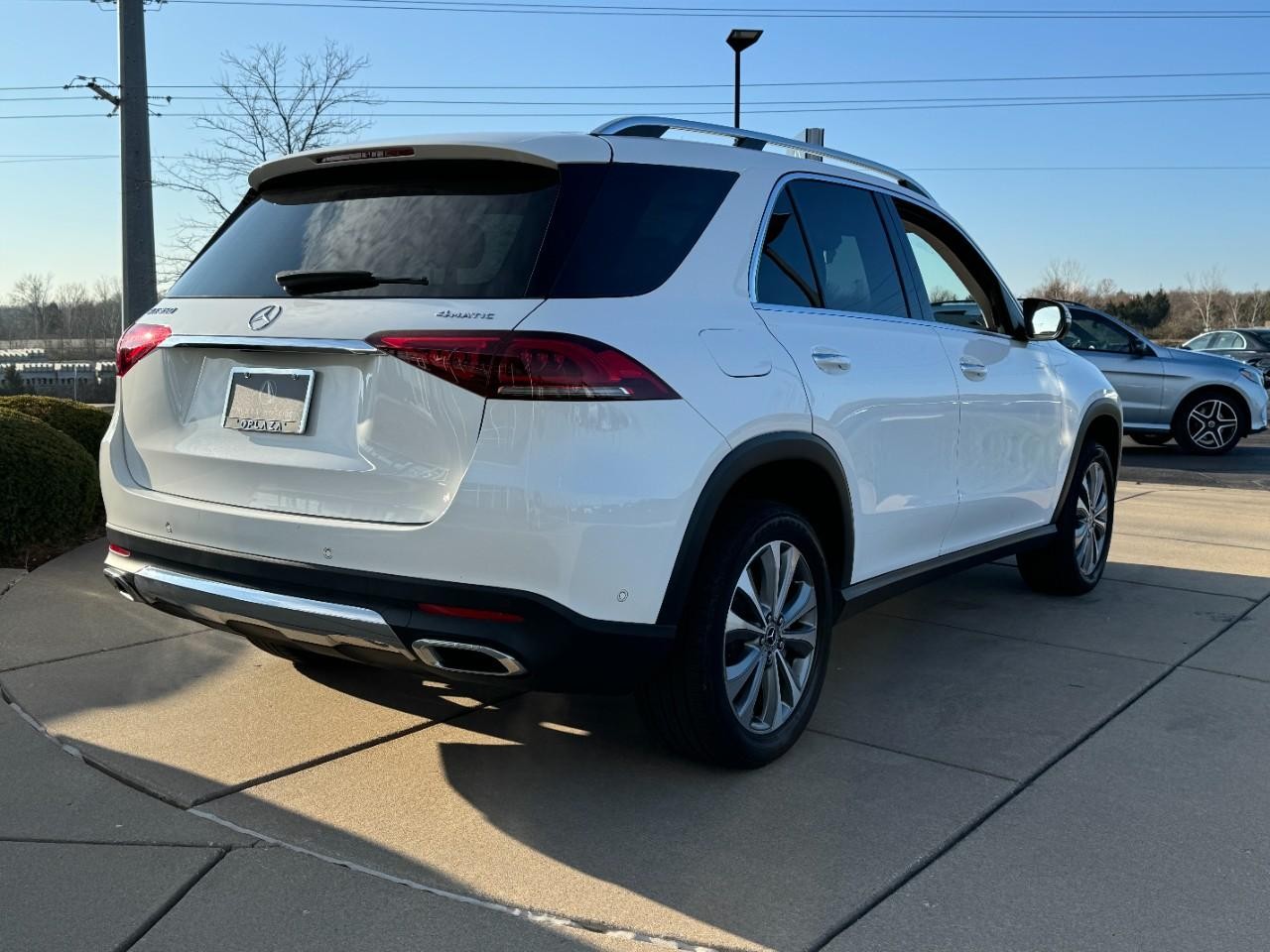 Mercedes-Benz GLE Vehicle Full-screen Gallery Image 4
