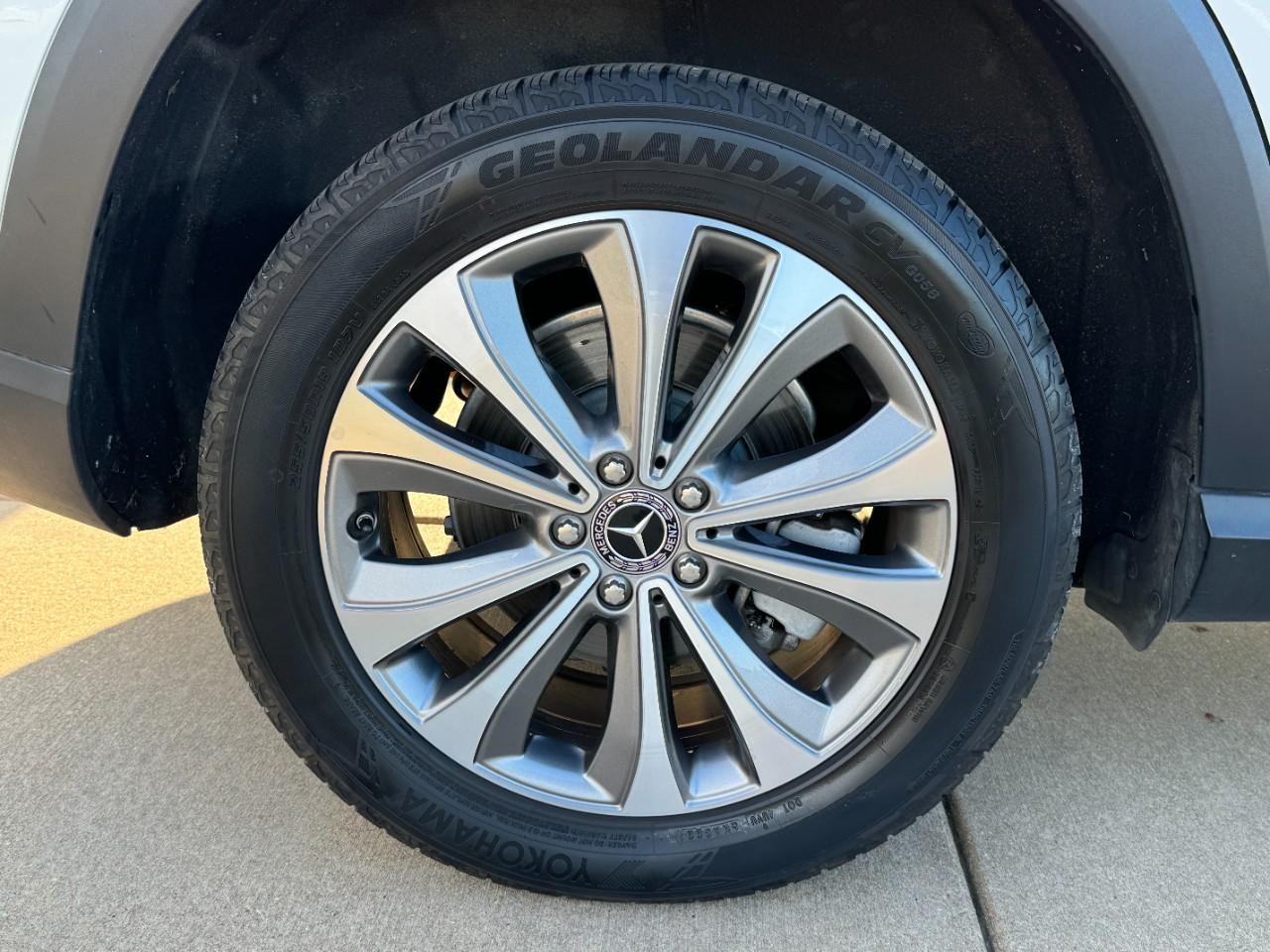 Mercedes-Benz GLE Vehicle Full-screen Gallery Image 5