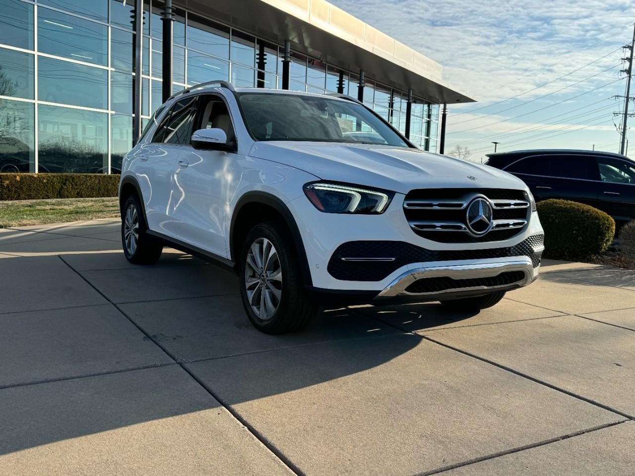 Mercedes-Benz GLE Vehicle Full-screen Gallery Image 6