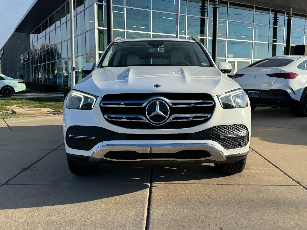 Mercedes-Benz GLE Vehicle Full-screen Gallery Image 7