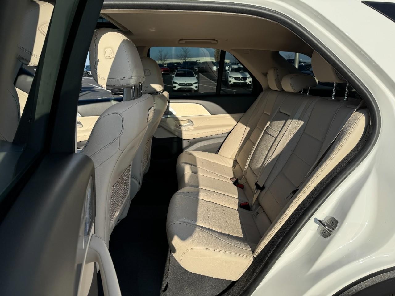 Mercedes-Benz GLE Vehicle Full-screen Gallery Image 8