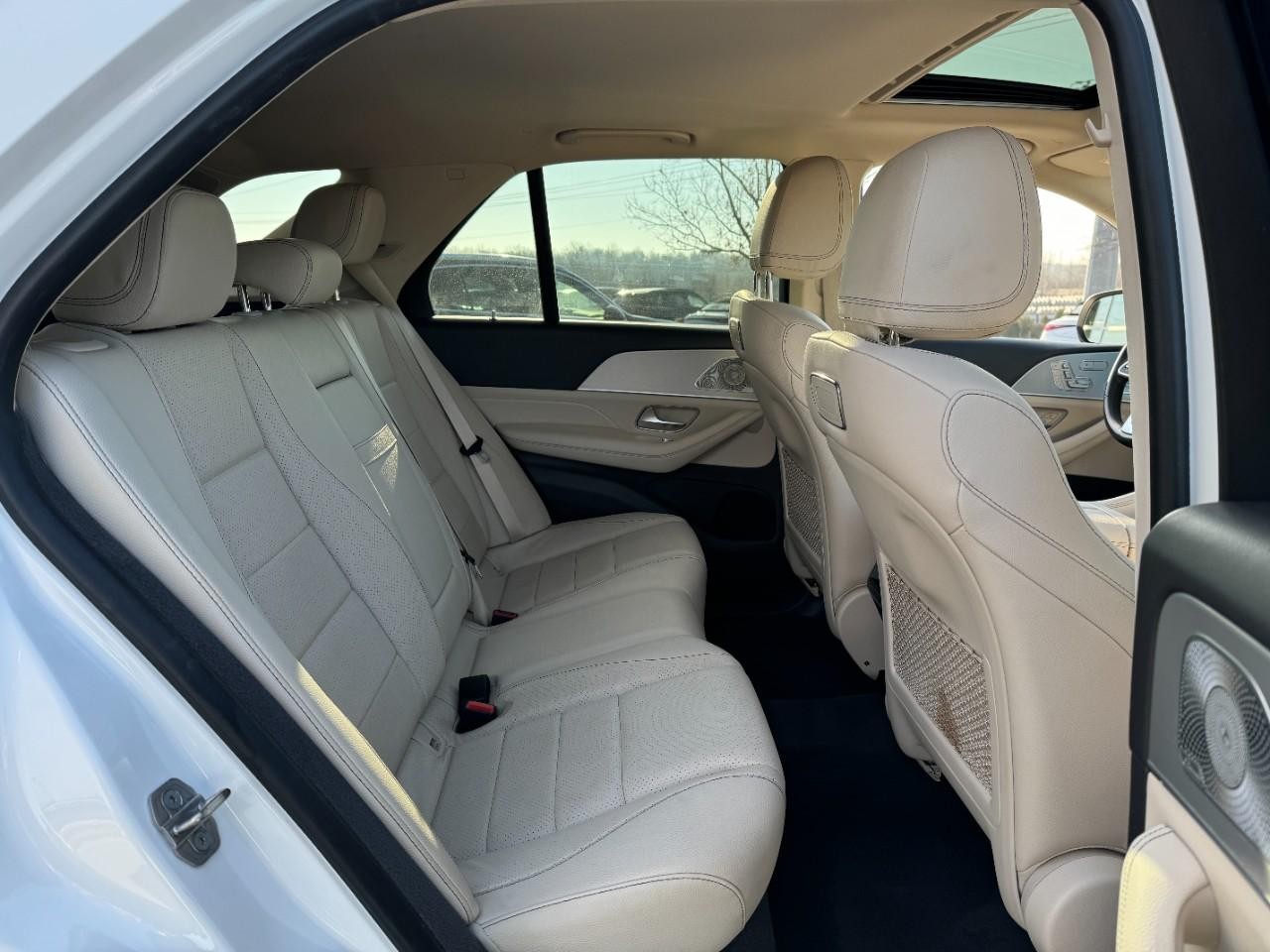 Mercedes-Benz GLE Vehicle Full-screen Gallery Image 10