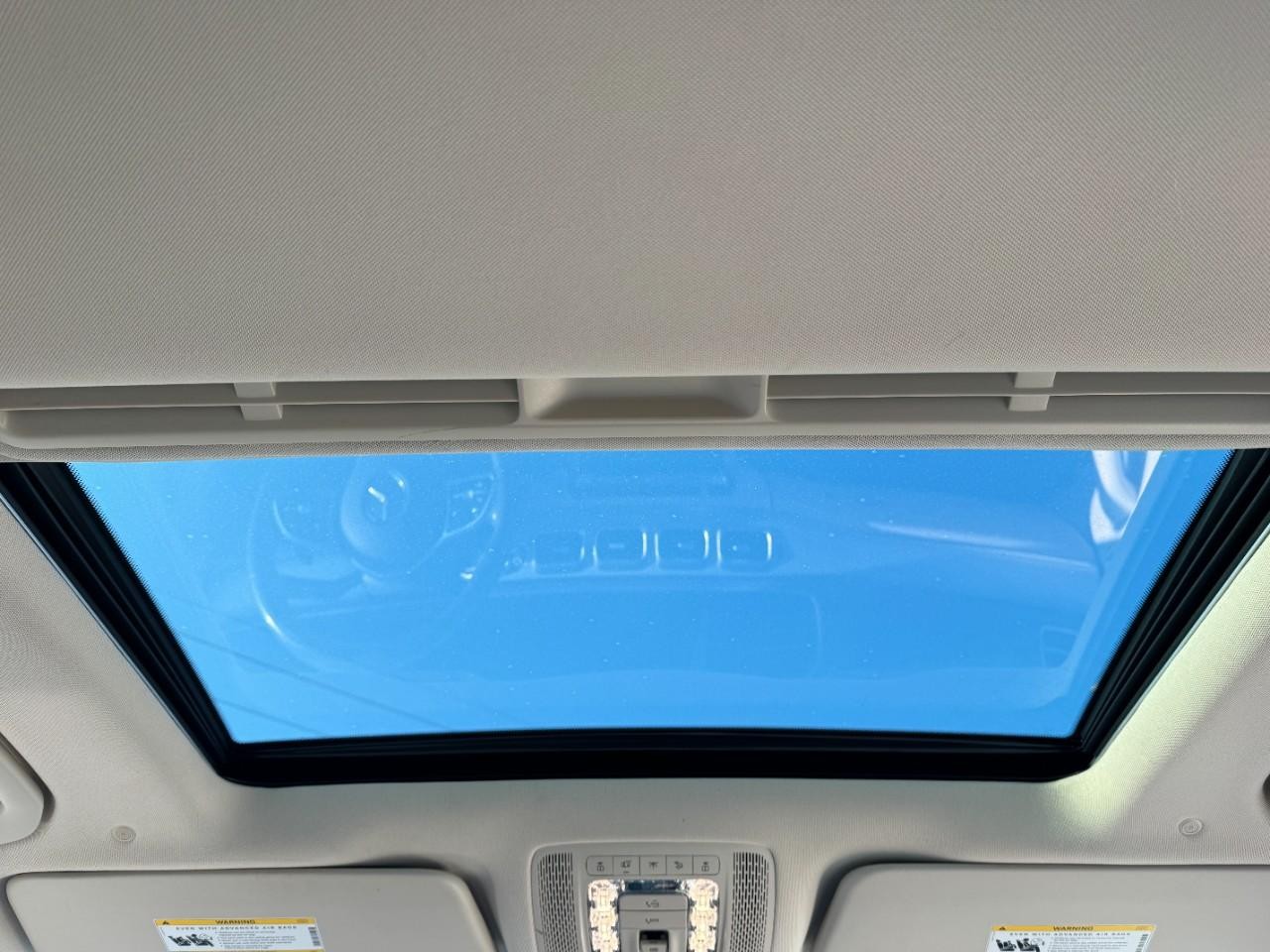 Mercedes-Benz GLE Vehicle Full-screen Gallery Image 11