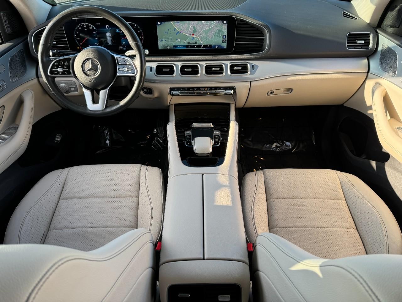 Mercedes-Benz GLE Vehicle Full-screen Gallery Image 12