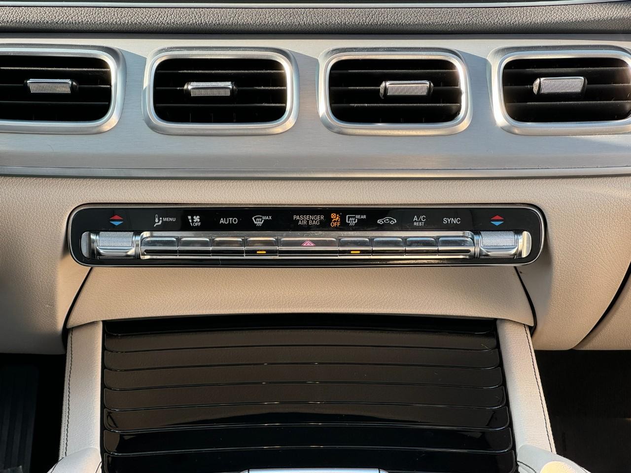 Mercedes-Benz GLE Vehicle Full-screen Gallery Image 15