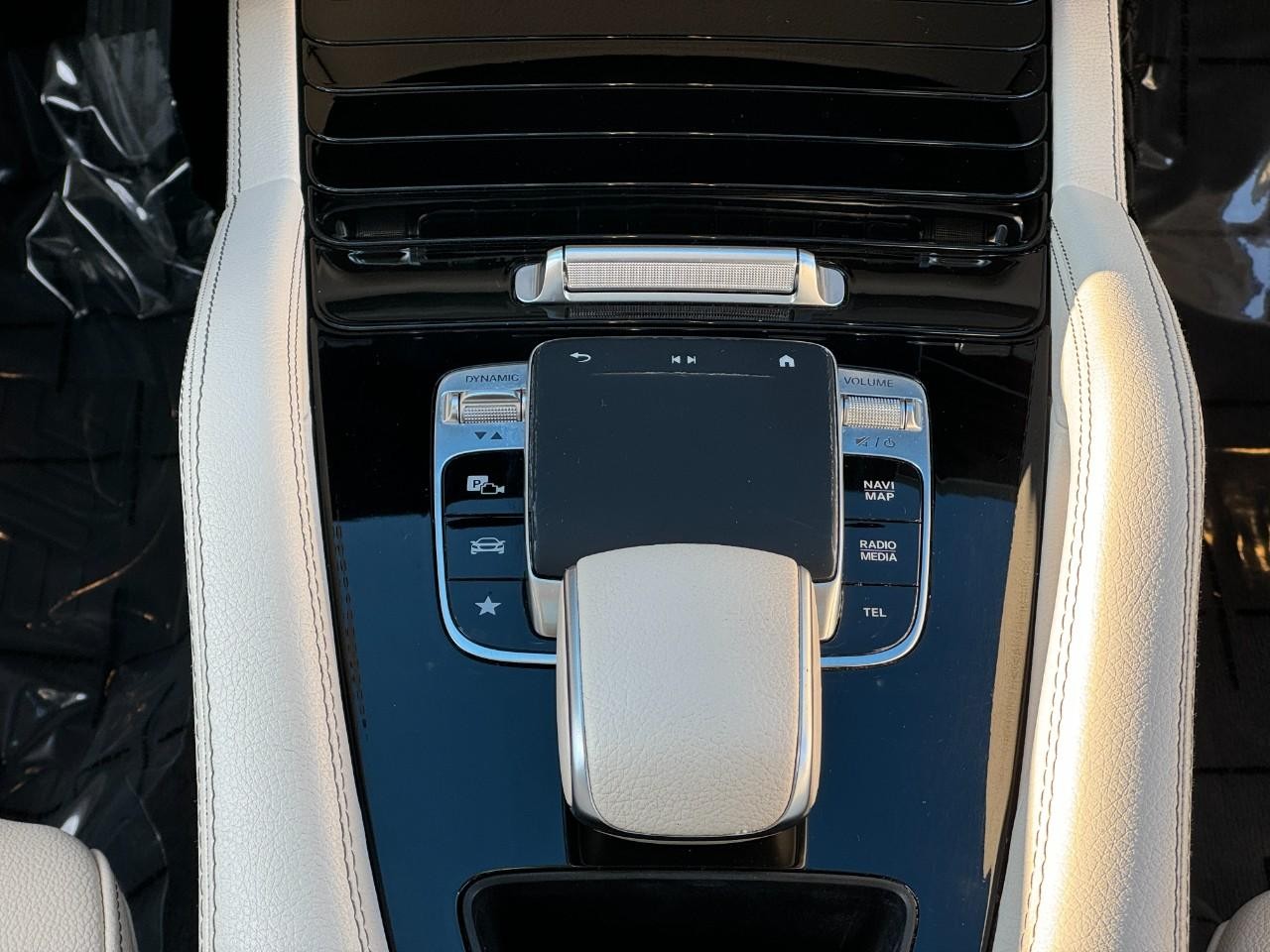 Mercedes-Benz GLE Vehicle Full-screen Gallery Image 16