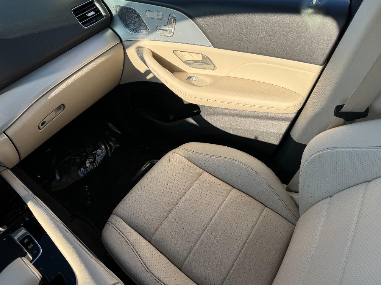 Mercedes-Benz GLE Vehicle Full-screen Gallery Image 17