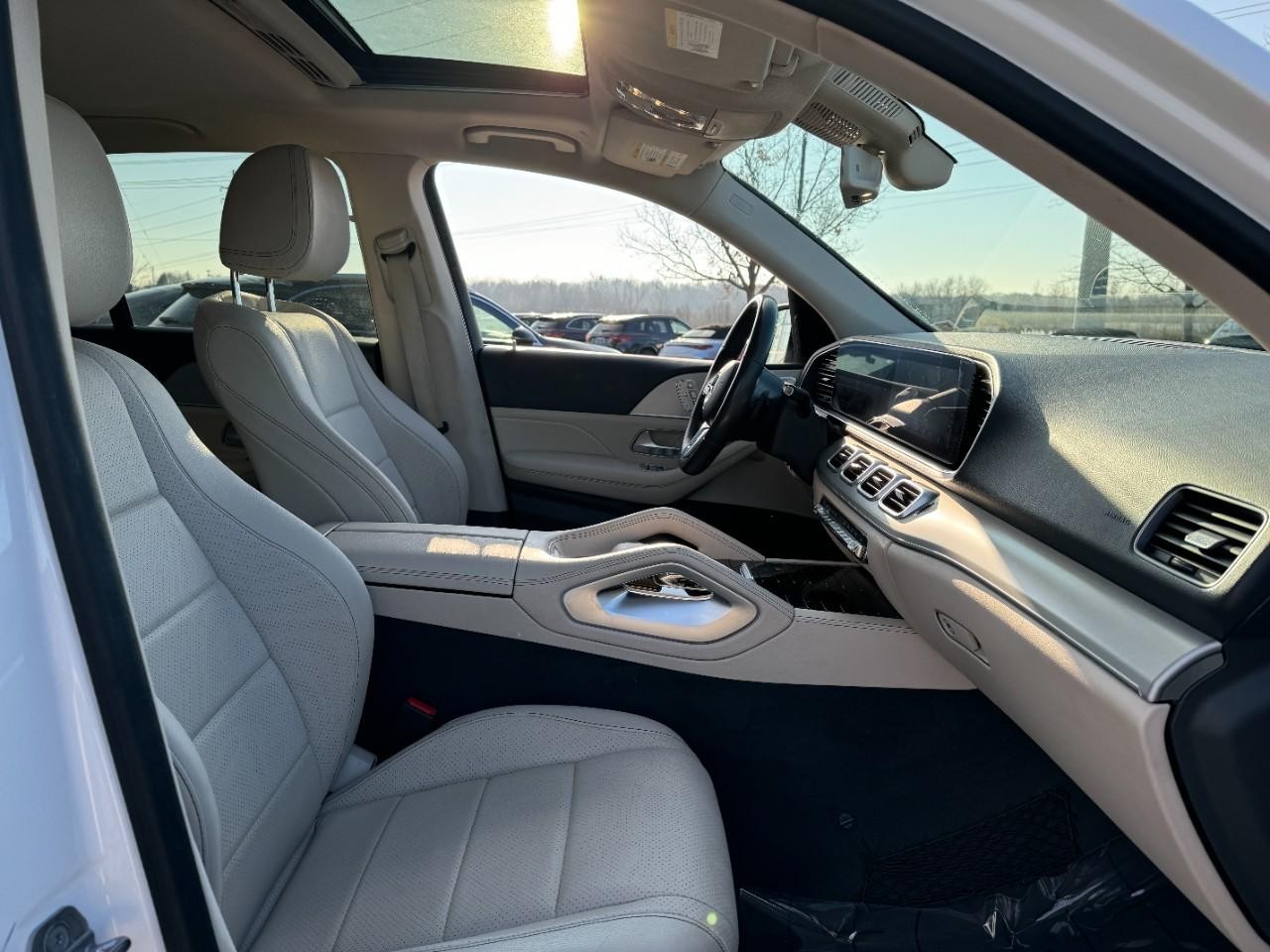 Mercedes-Benz GLE Vehicle Full-screen Gallery Image 18