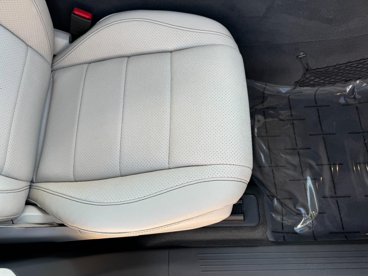 Mercedes-Benz GLE Vehicle Full-screen Gallery Image 19