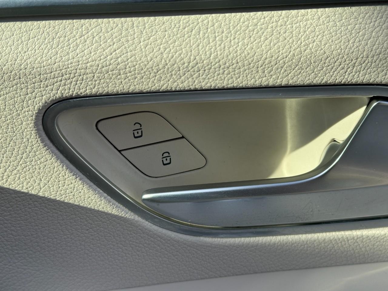 Mercedes-Benz GLE Vehicle Full-screen Gallery Image 21