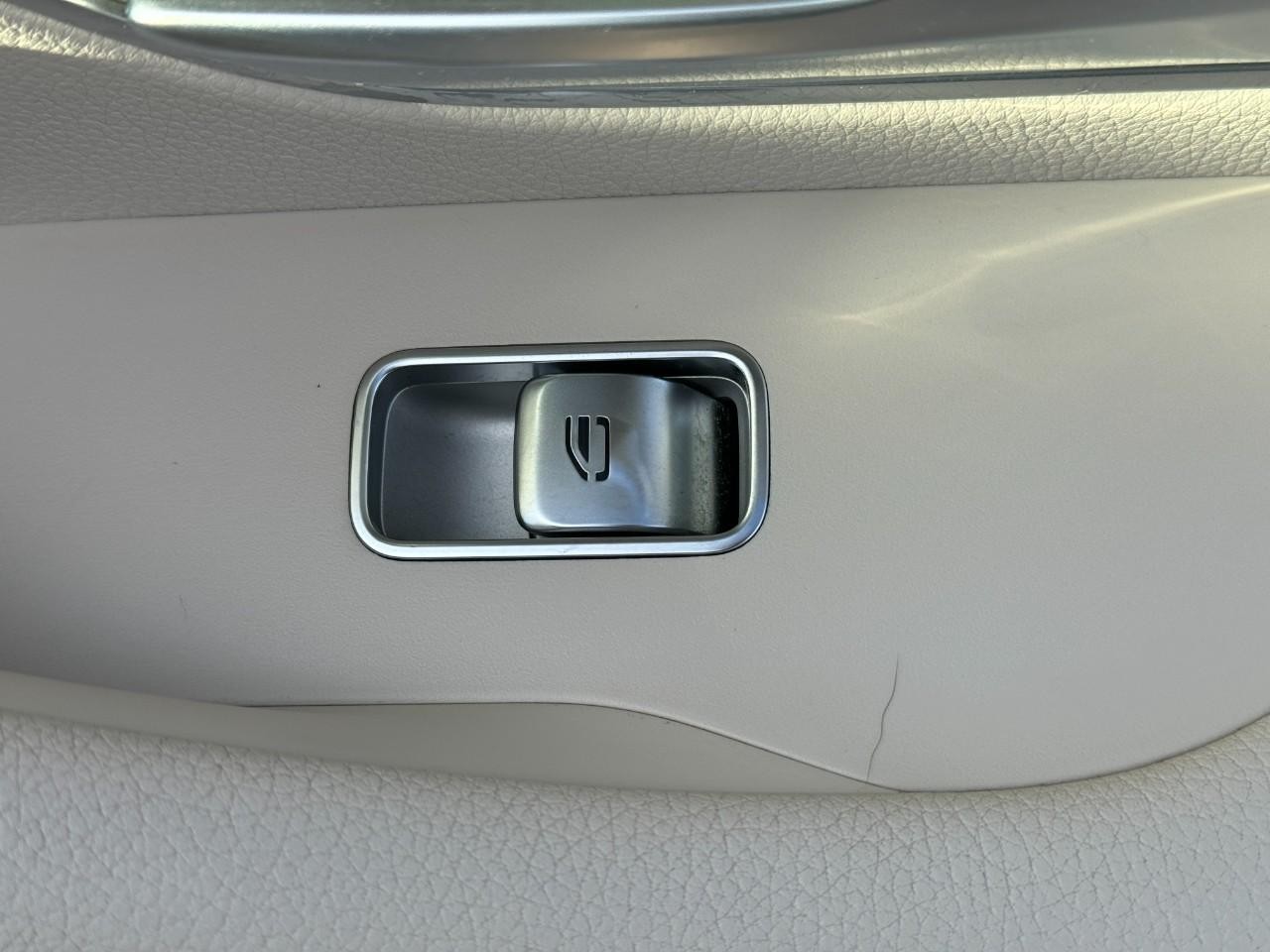 Mercedes-Benz GLE Vehicle Full-screen Gallery Image 22