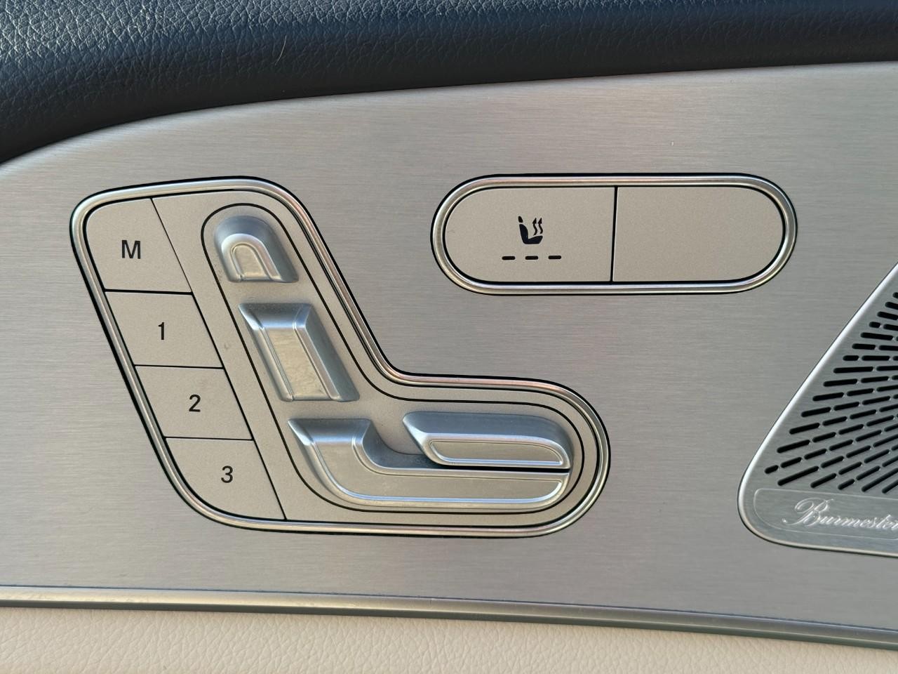 Mercedes-Benz GLE Vehicle Full-screen Gallery Image 24