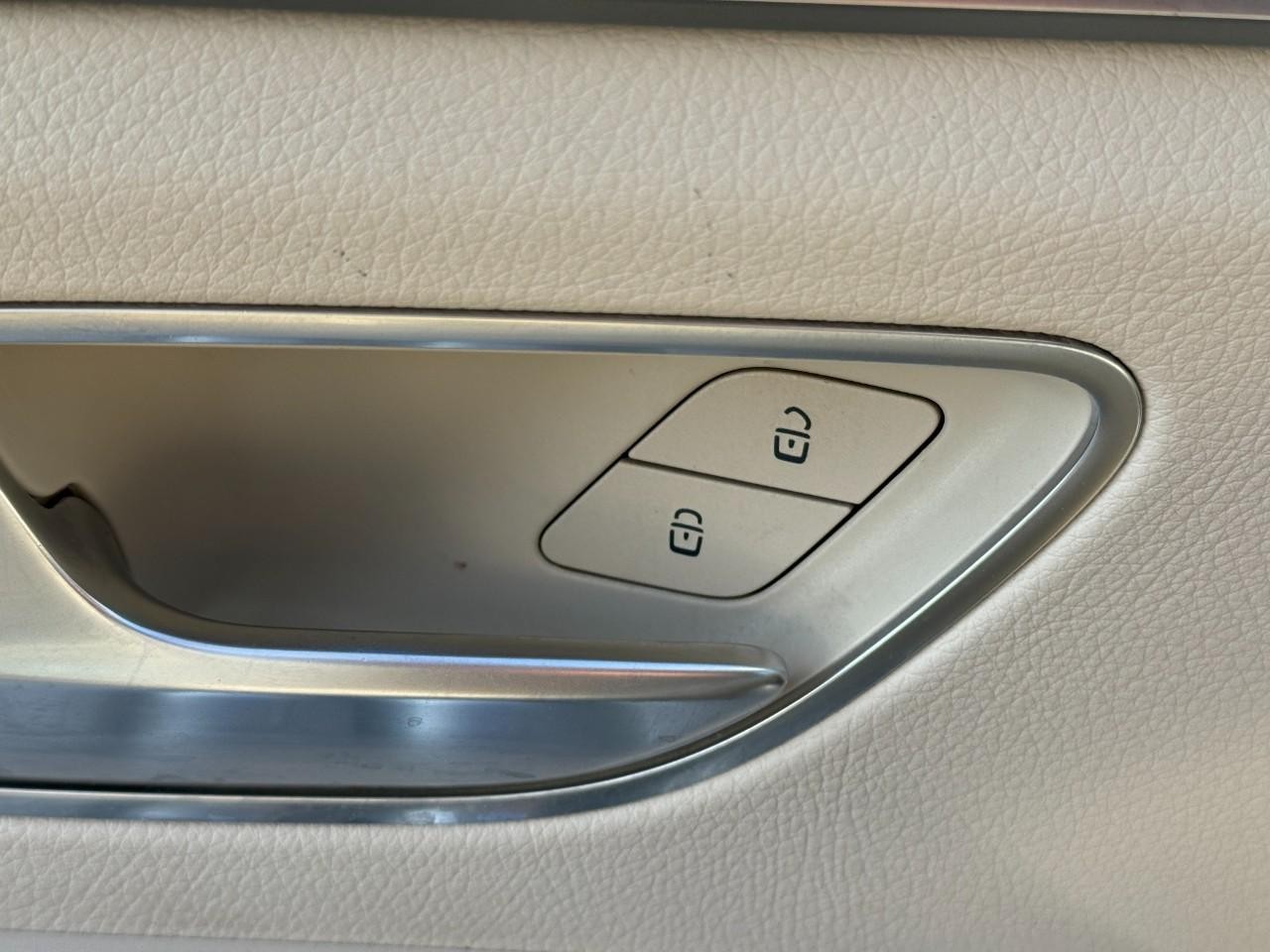 Mercedes-Benz GLE Vehicle Full-screen Gallery Image 25