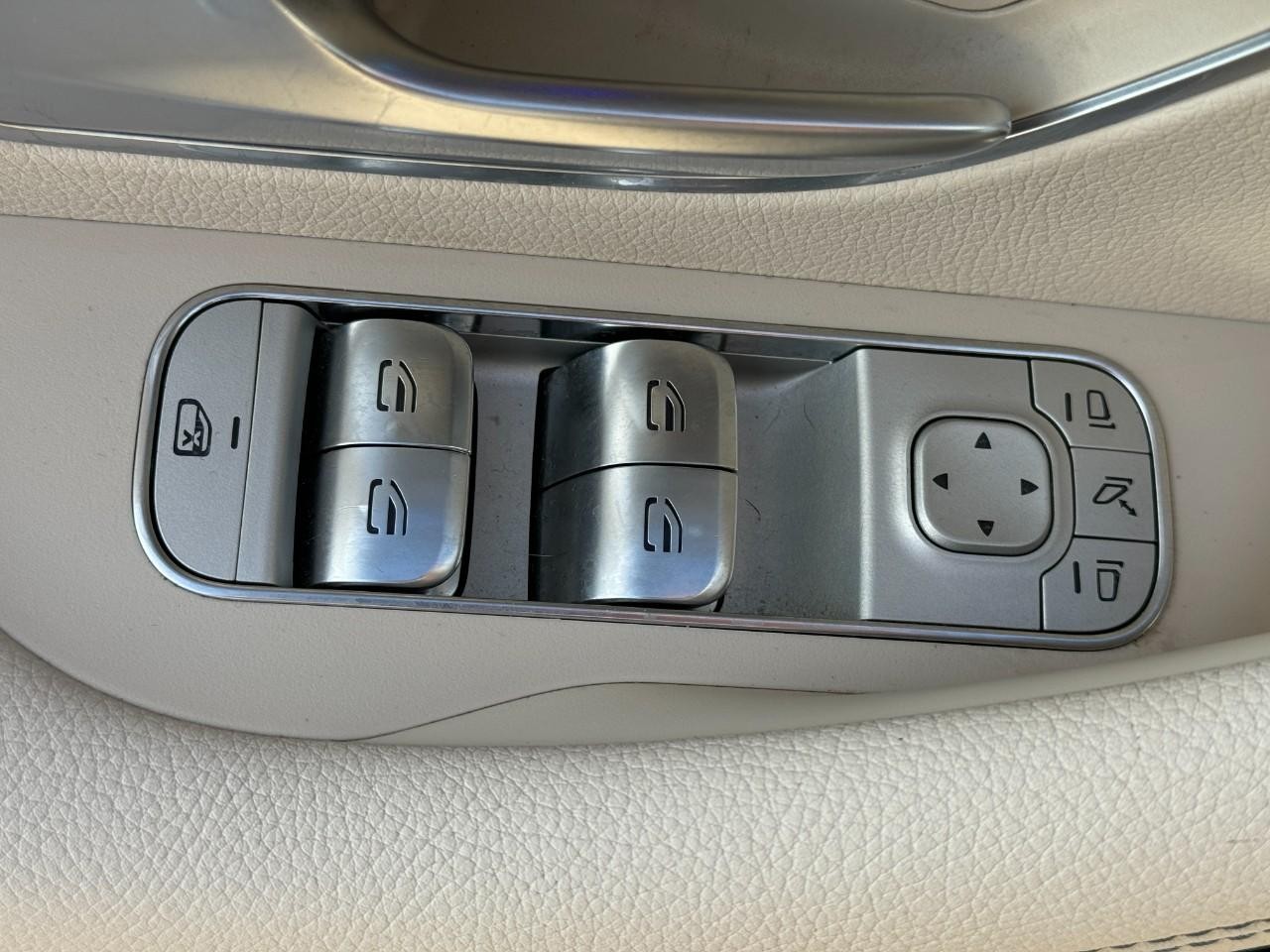 Mercedes-Benz GLE Vehicle Full-screen Gallery Image 26