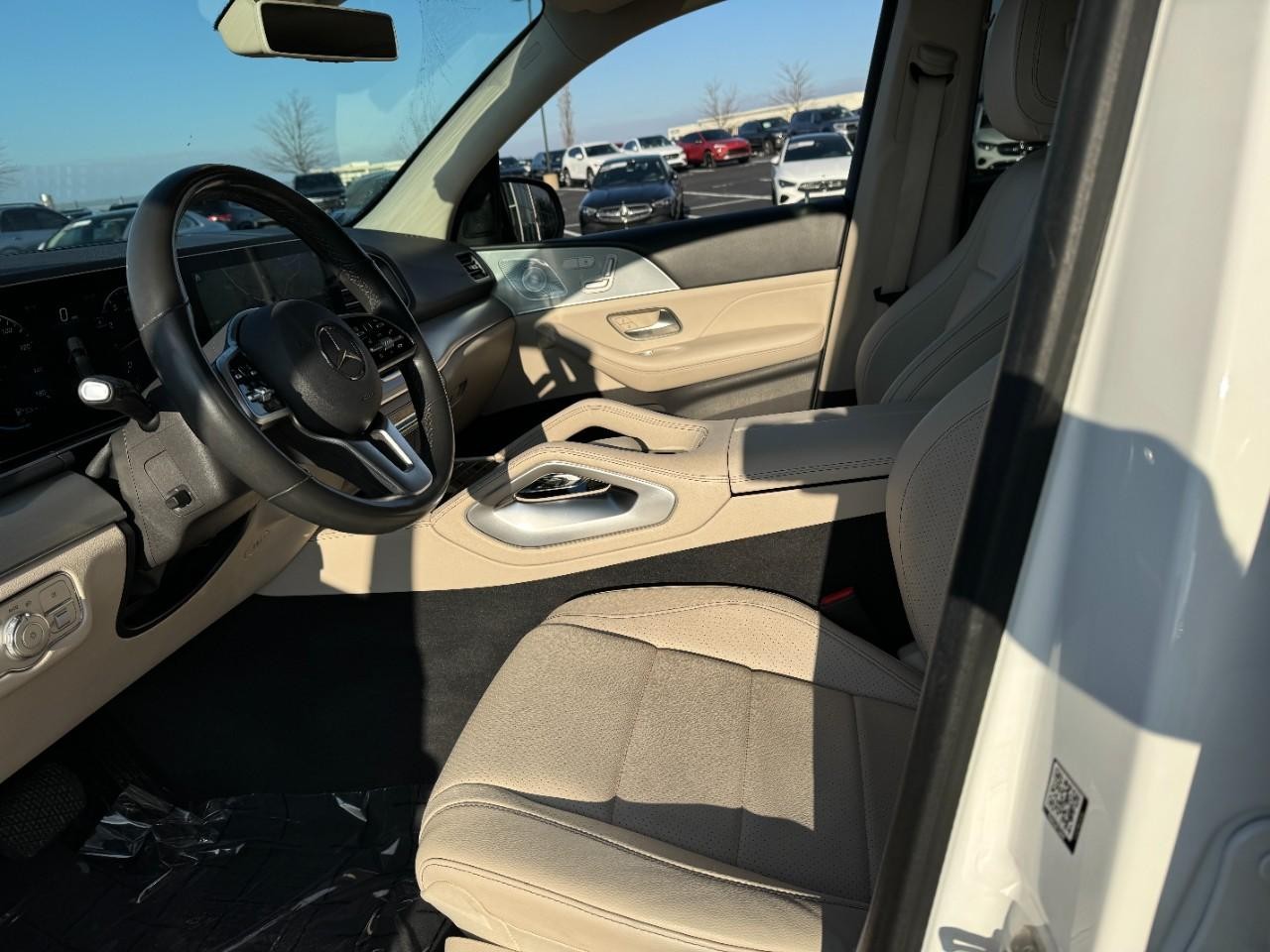 Mercedes-Benz GLE Vehicle Full-screen Gallery Image 28