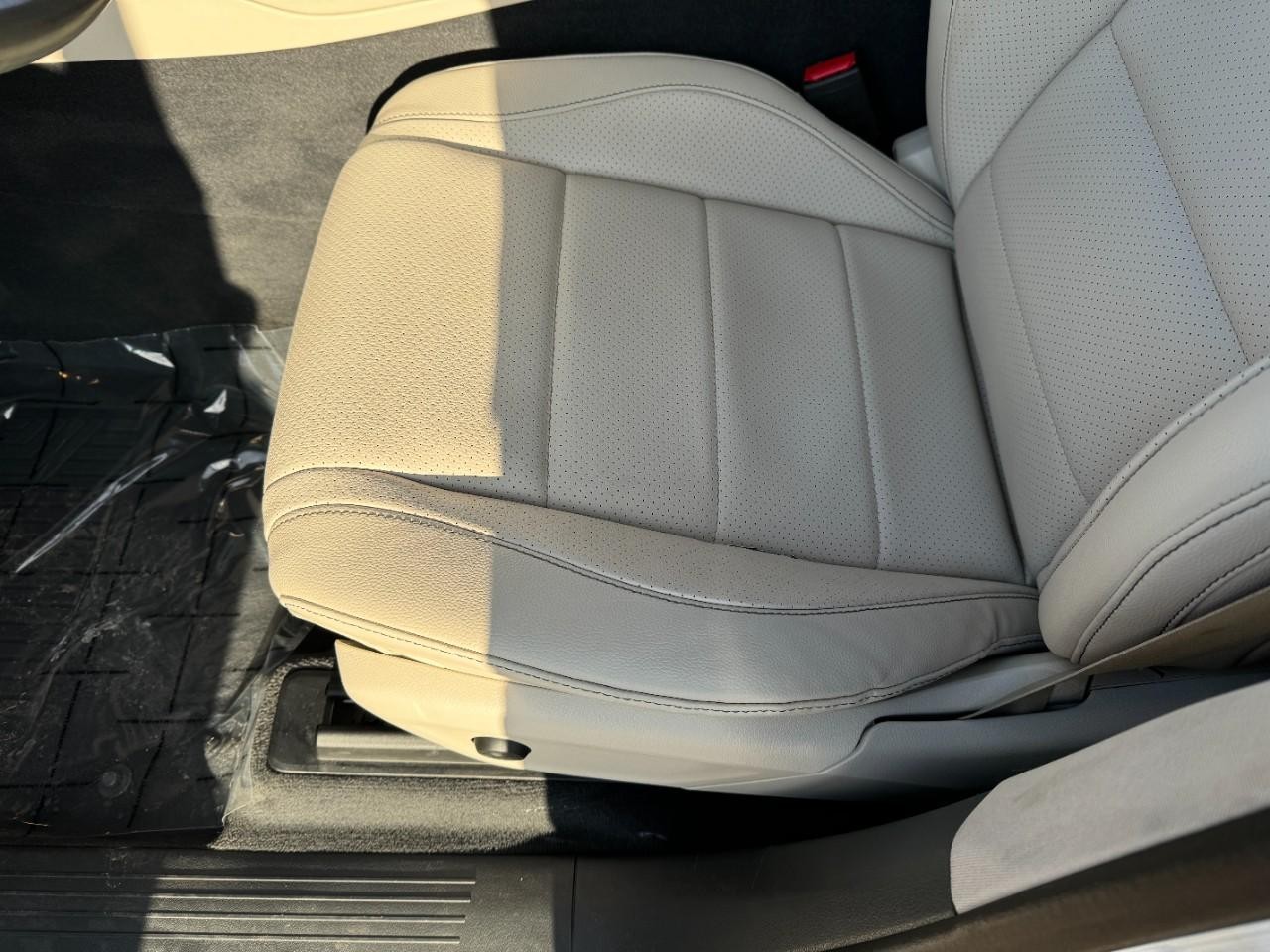 Mercedes-Benz GLE Vehicle Full-screen Gallery Image 29