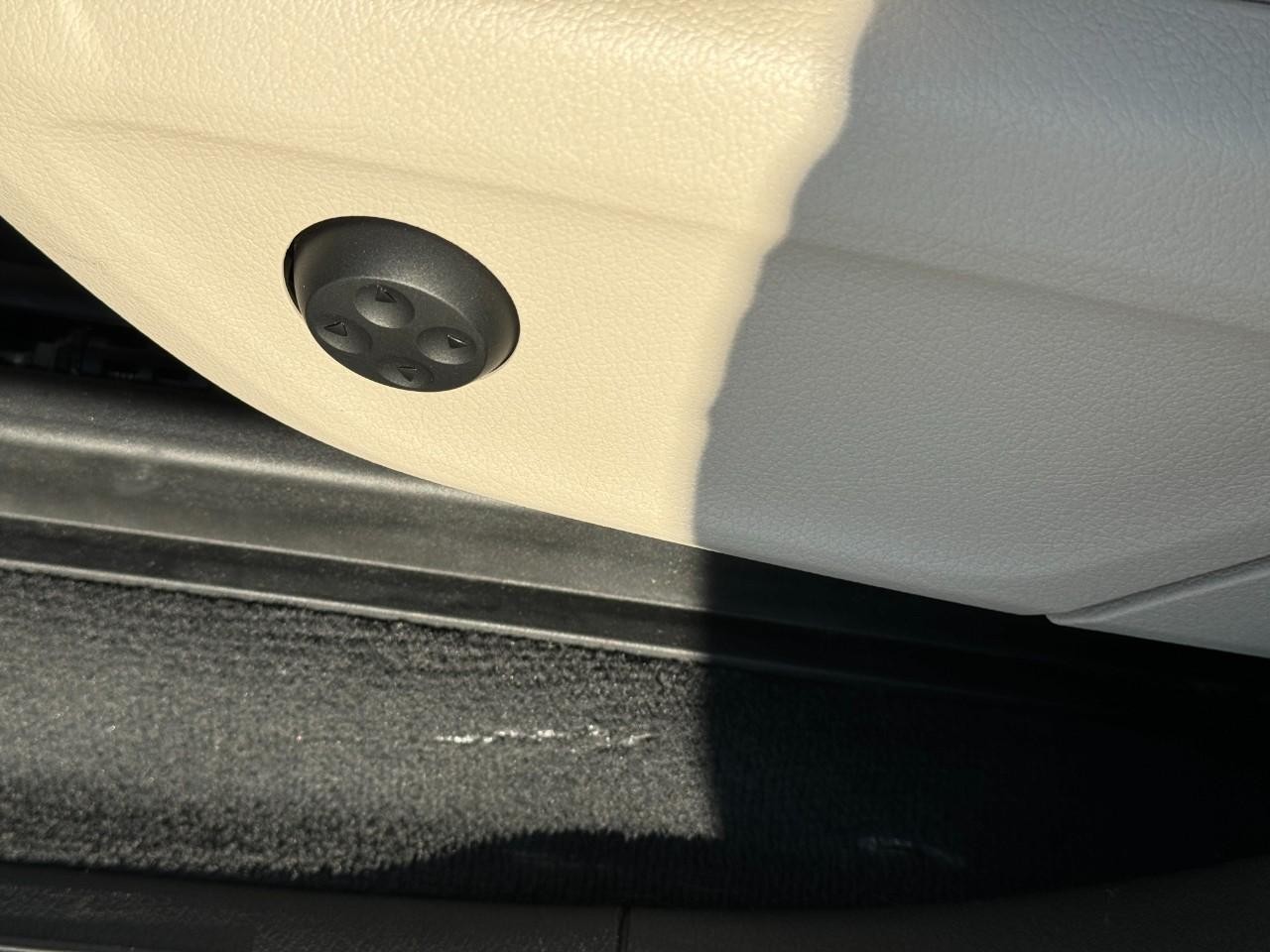 Mercedes-Benz GLE Vehicle Full-screen Gallery Image 30