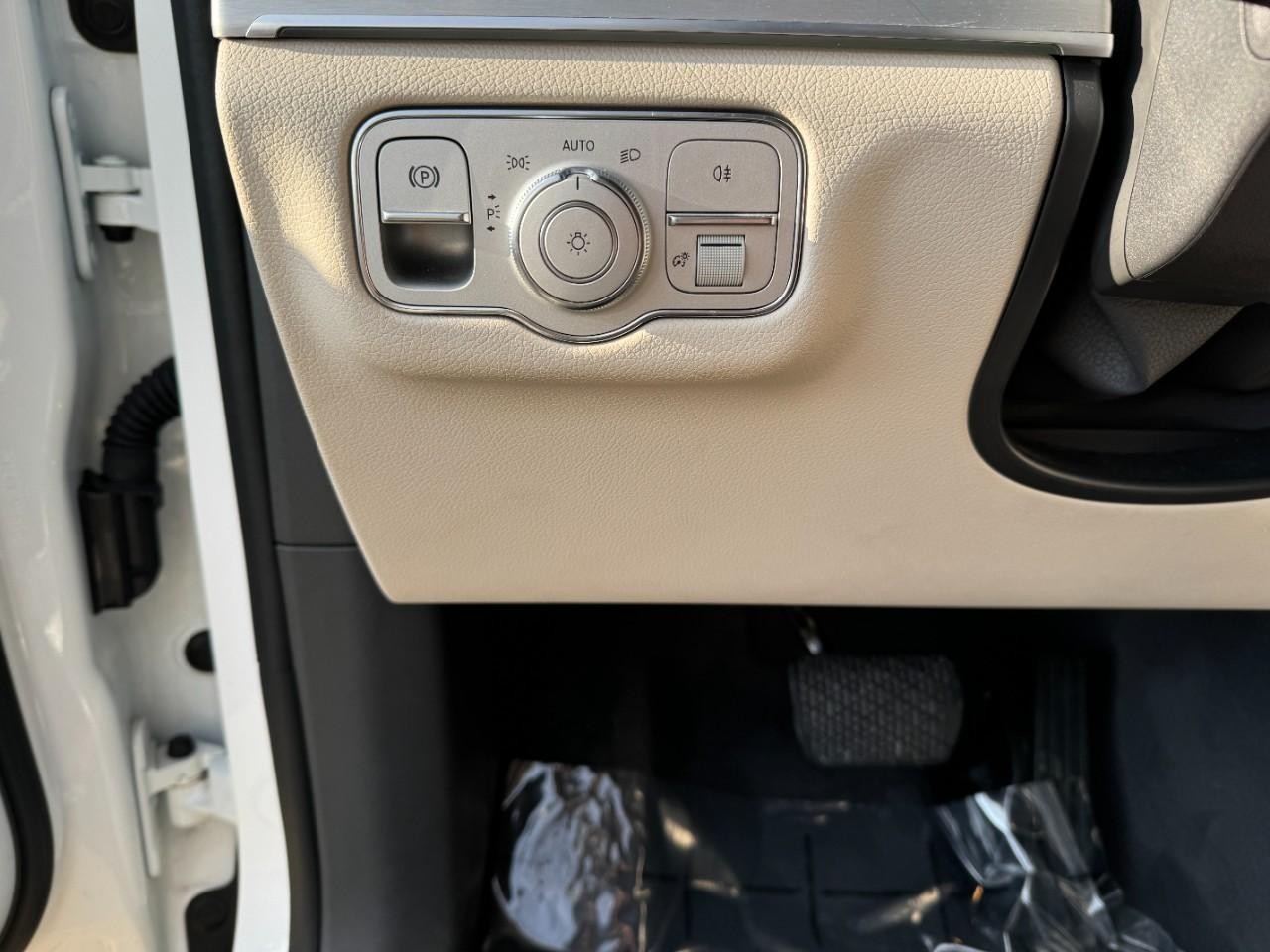 Mercedes-Benz GLE Vehicle Full-screen Gallery Image 31