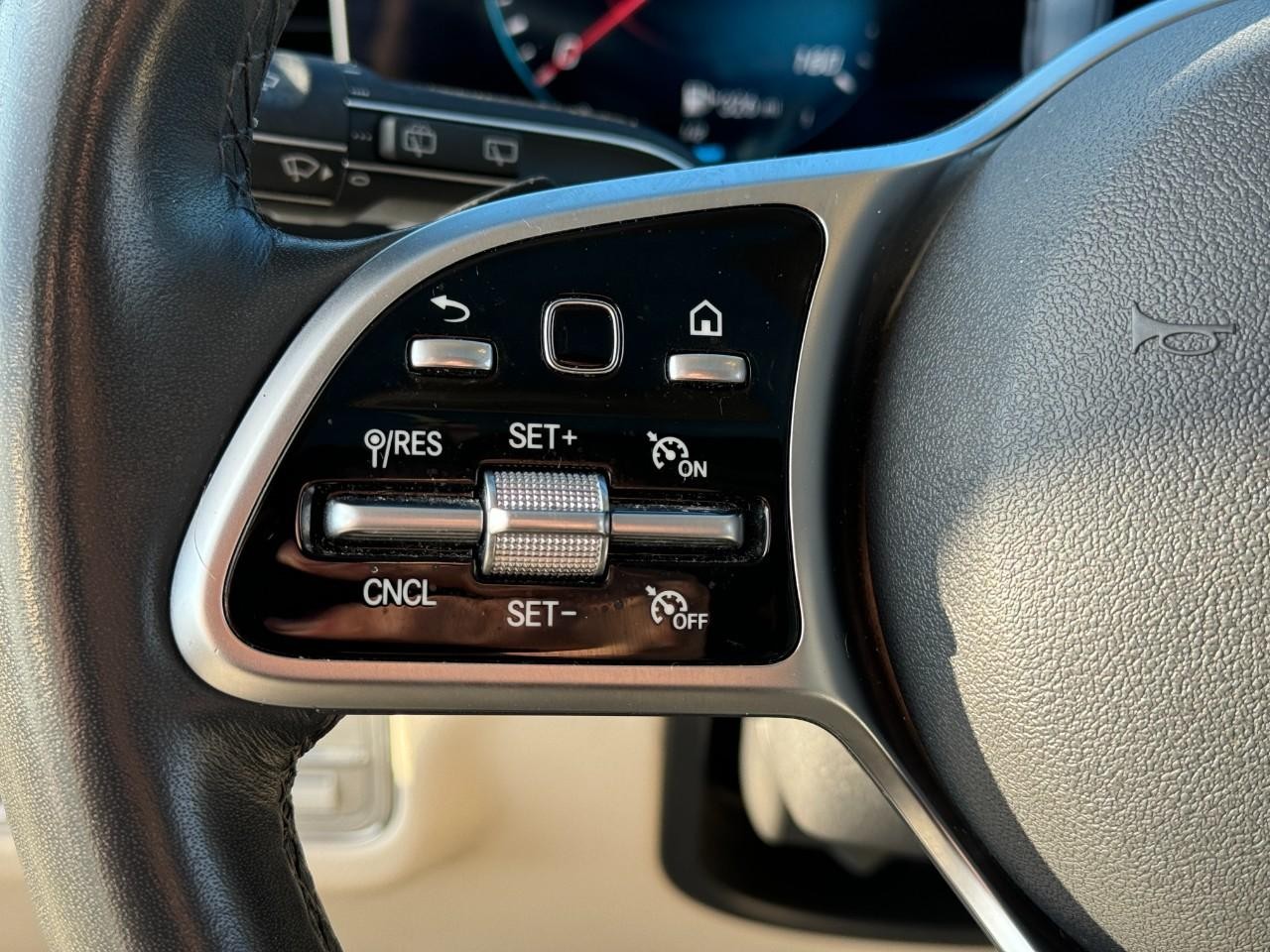 Mercedes-Benz GLE Vehicle Full-screen Gallery Image 32