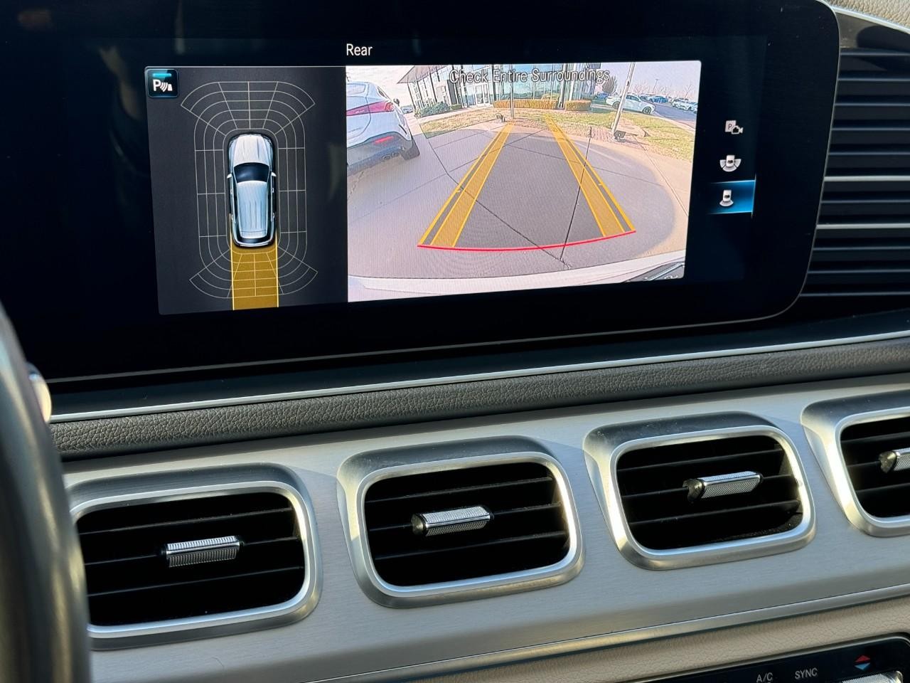 Mercedes-Benz GLE Vehicle Full-screen Gallery Image 36