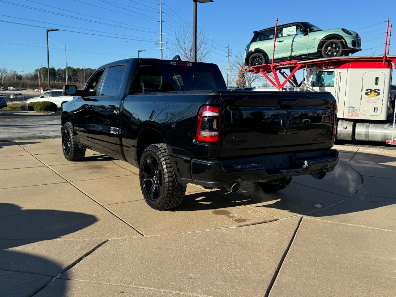 Ram 1500 Vehicle Full-screen Gallery Image 3