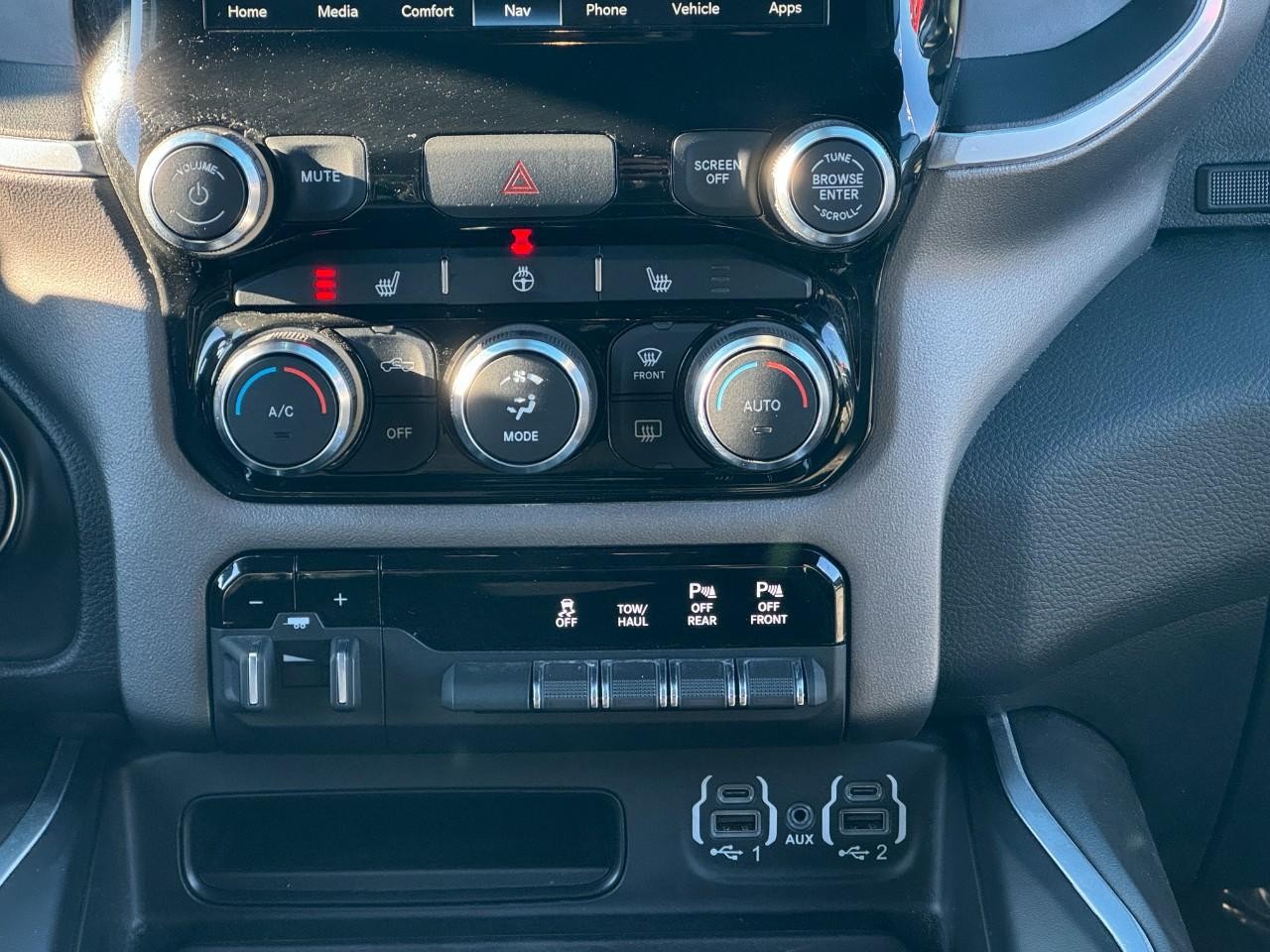 Ram 1500 Vehicle Full-screen Gallery Image 14