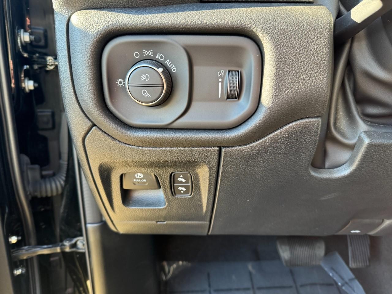 Ram 1500 Vehicle Full-screen Gallery Image 25